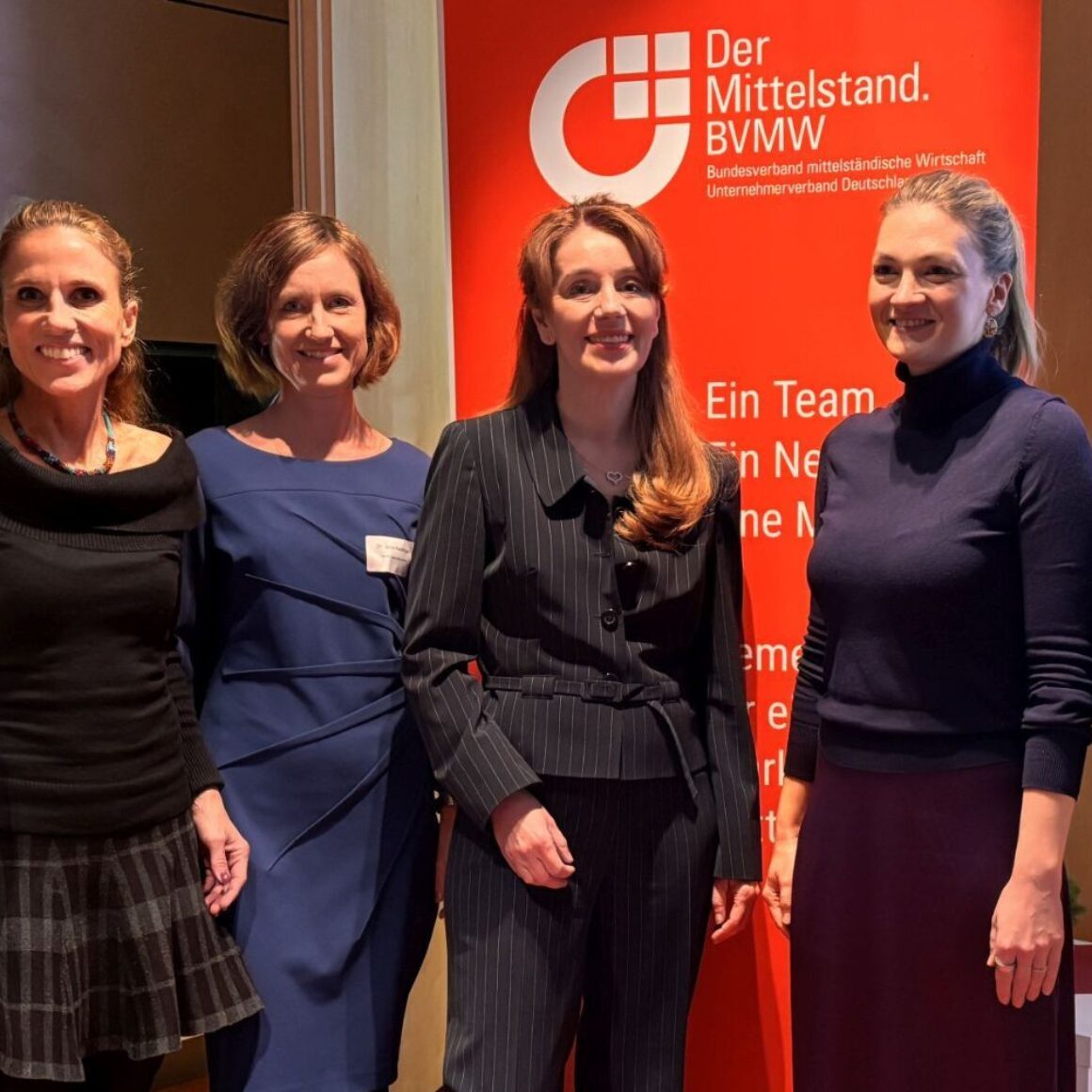 Gruppenbild v.l.n.r.: Mechthild Heppe, Katja Lindo Roever, Dr. Julia Riedlinger, Prof. Dr. Barbara Richartz, Judith Gerlach; Angelika Kapfer