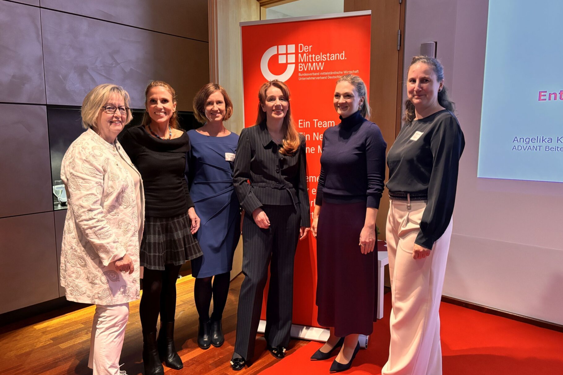 v.l.n.r.: Mechthild Heppe, Katja Lindo Roever, Dr. Julia Riedlinger, Prof. Dr. Barbara Richartz, Judith Gerlach; Angelika Kapfer
