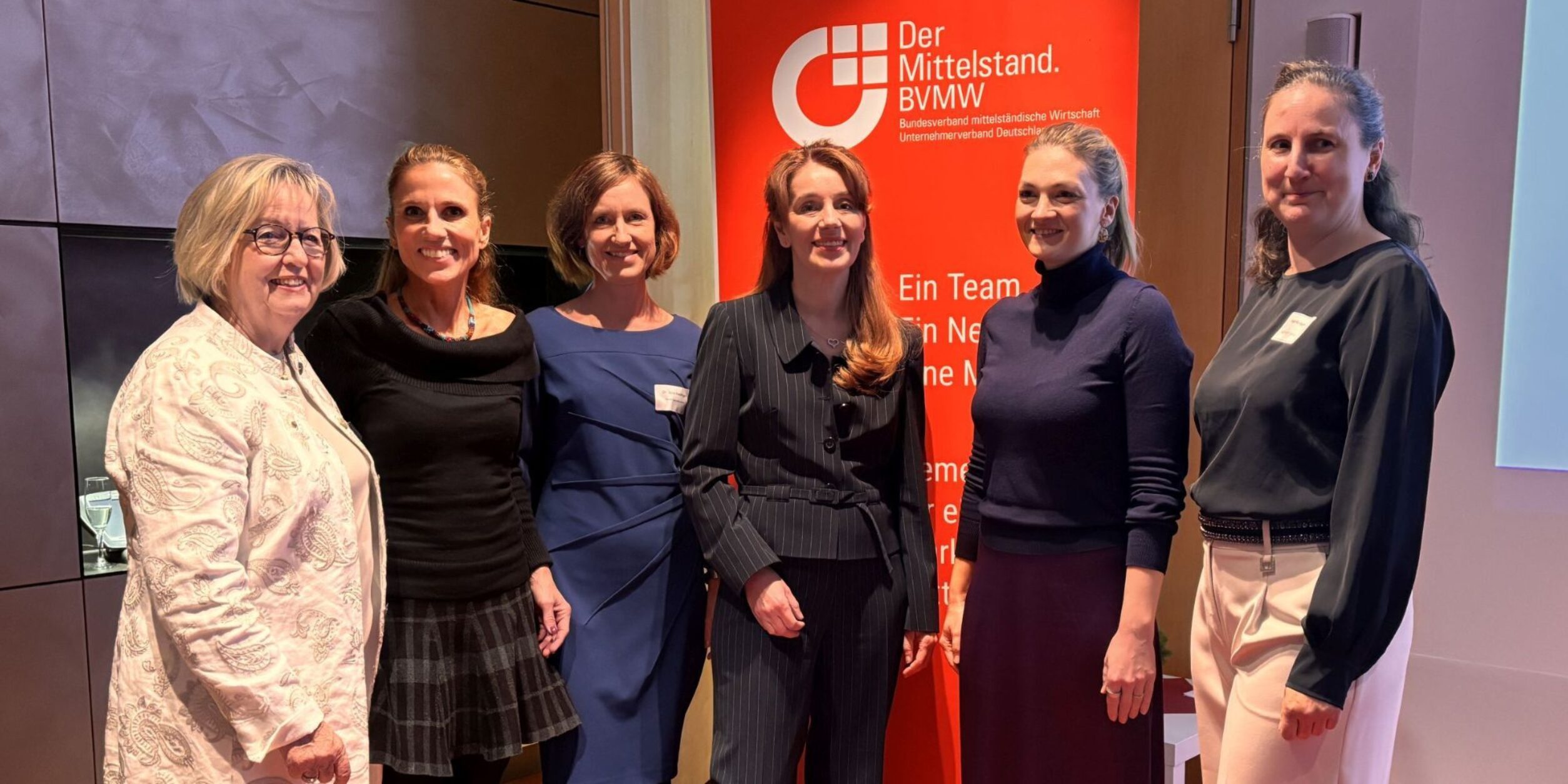 Gruppenbild v.l.n.r.: Mechthild Heppe, Katja Lindo Roever, Dr. Julia Riedlinger, Prof. Dr. Barbara Richartz, Judith Gerlach; Angelika Kapfer