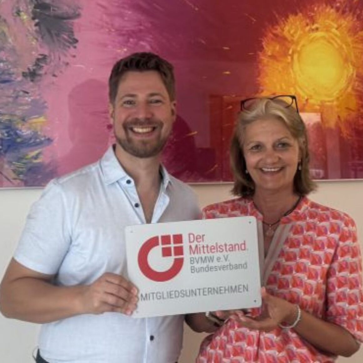 Andreas Friederich, Nadja Satzger mit BVMW Mitgliedsplakette