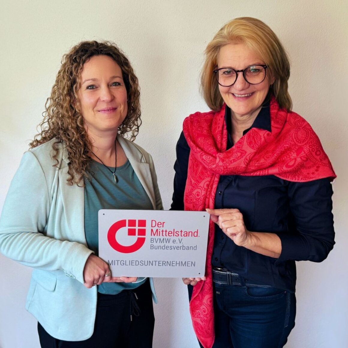 Christine Wagner und Nadja Satzger mit BVMW Mitgliedsplakette