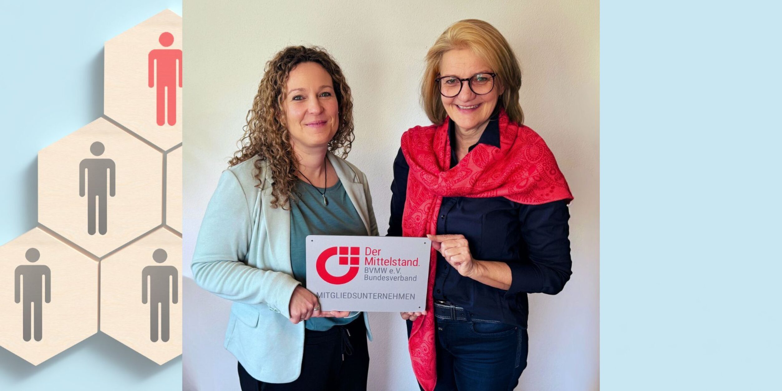 Christine Wagner und Nadja Satzger mit BVMW Mitgliedsplakette