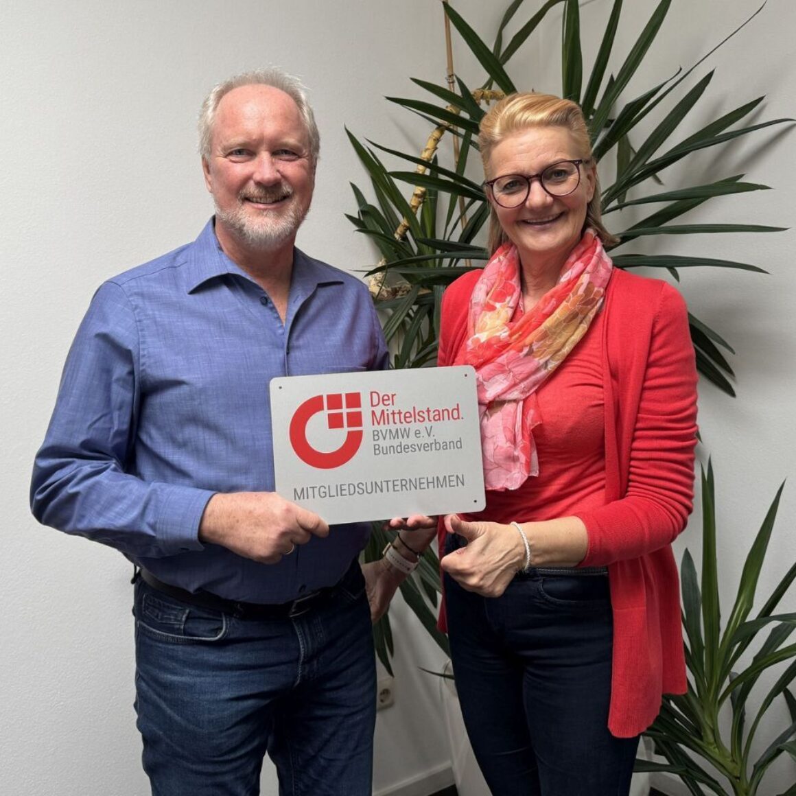 Dietmar Faude und Nadja Satzger mit  BVMW Mitgliedsplakette