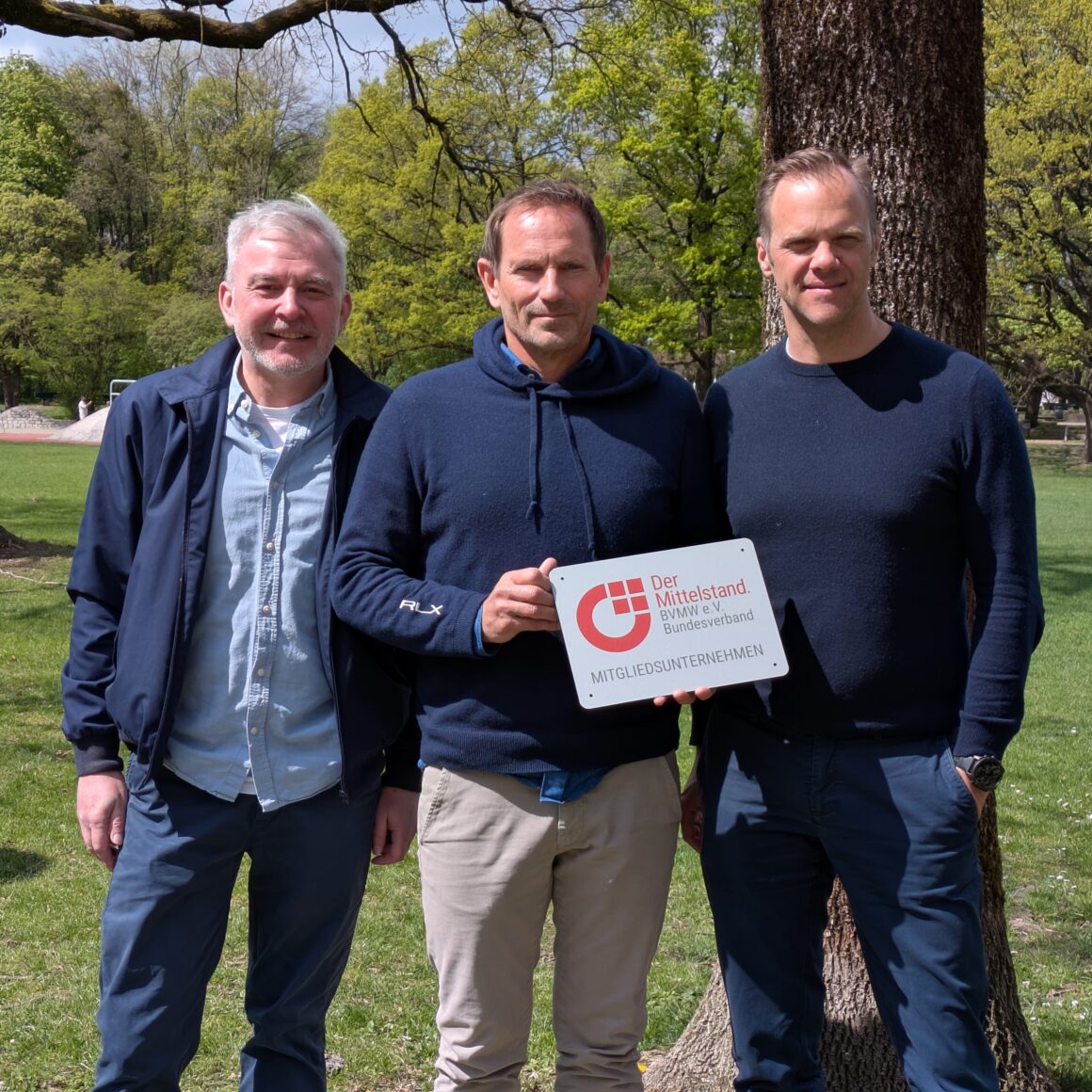 Willkommensfoto AI Marketing mit BVMW Schild