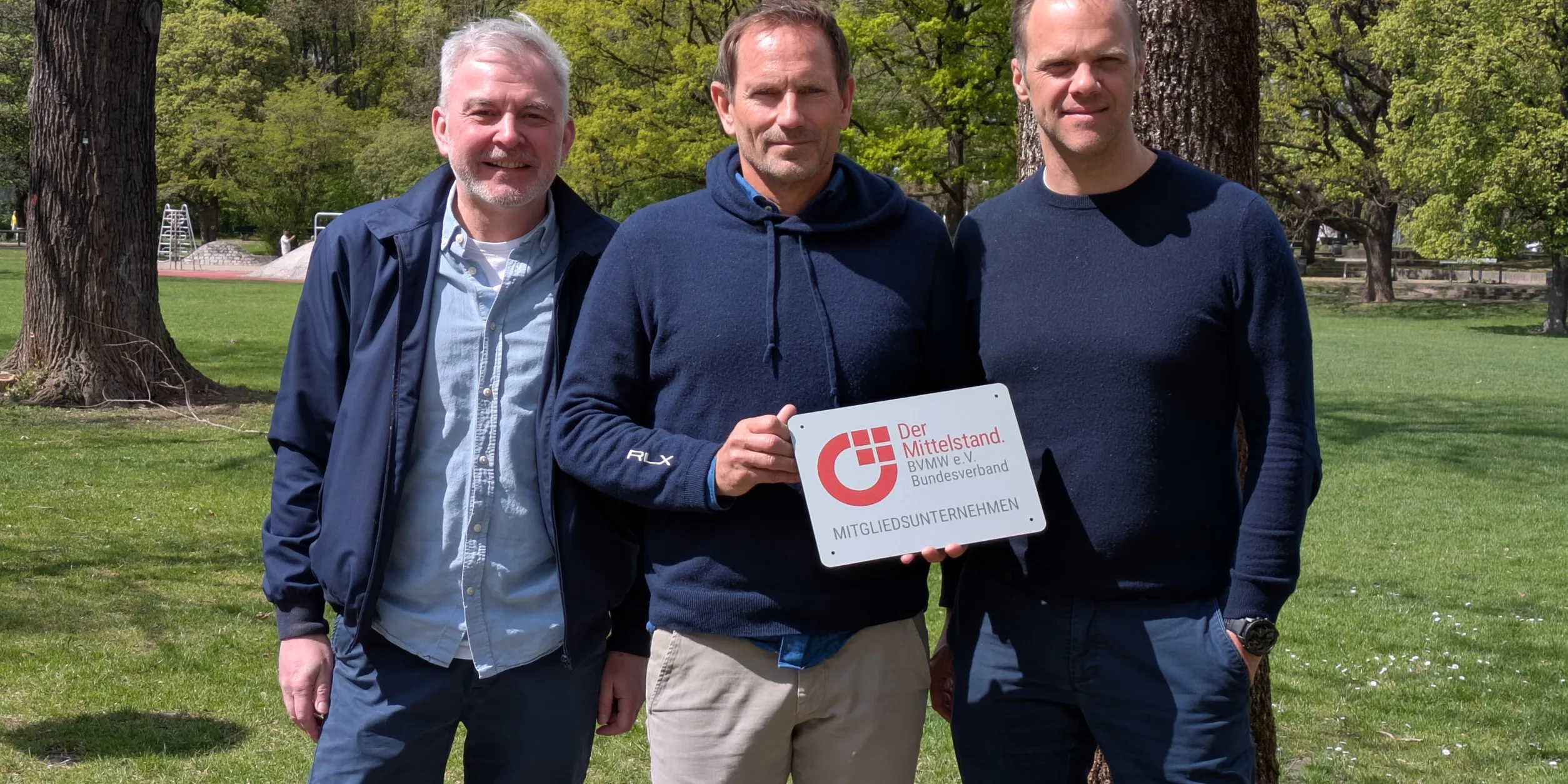 Willkommensfoto AI Marketing mit BVMW Schild