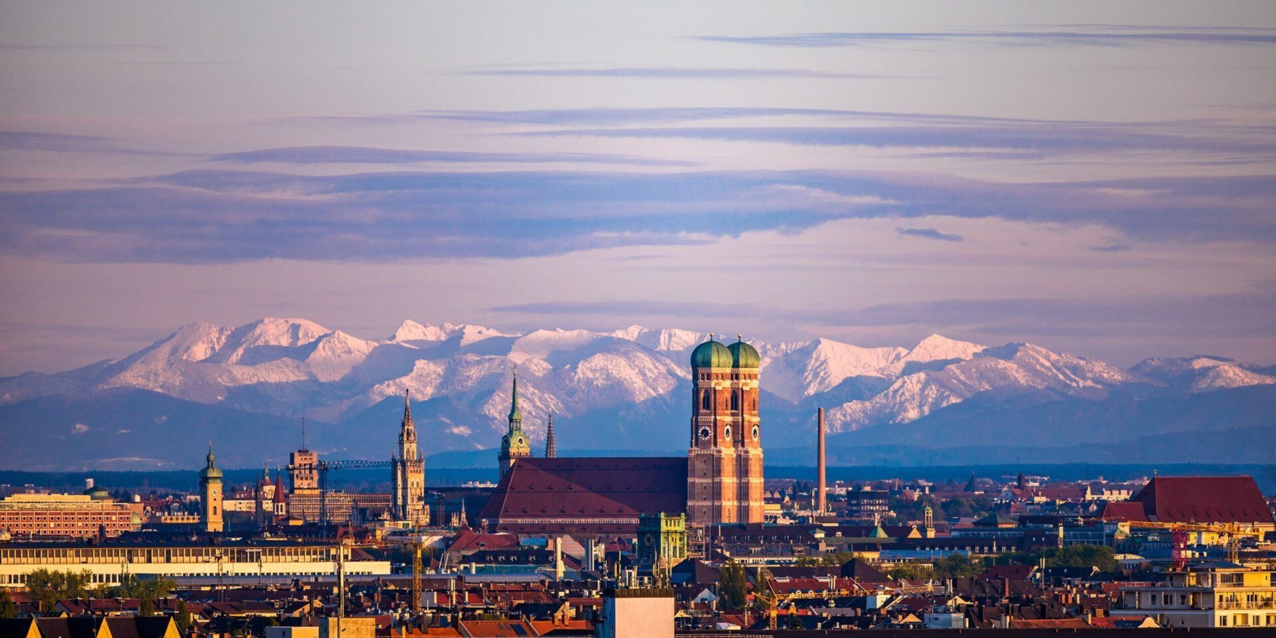 Headerbild Bayern Süd Frauenkirche München Alpen 1920x960