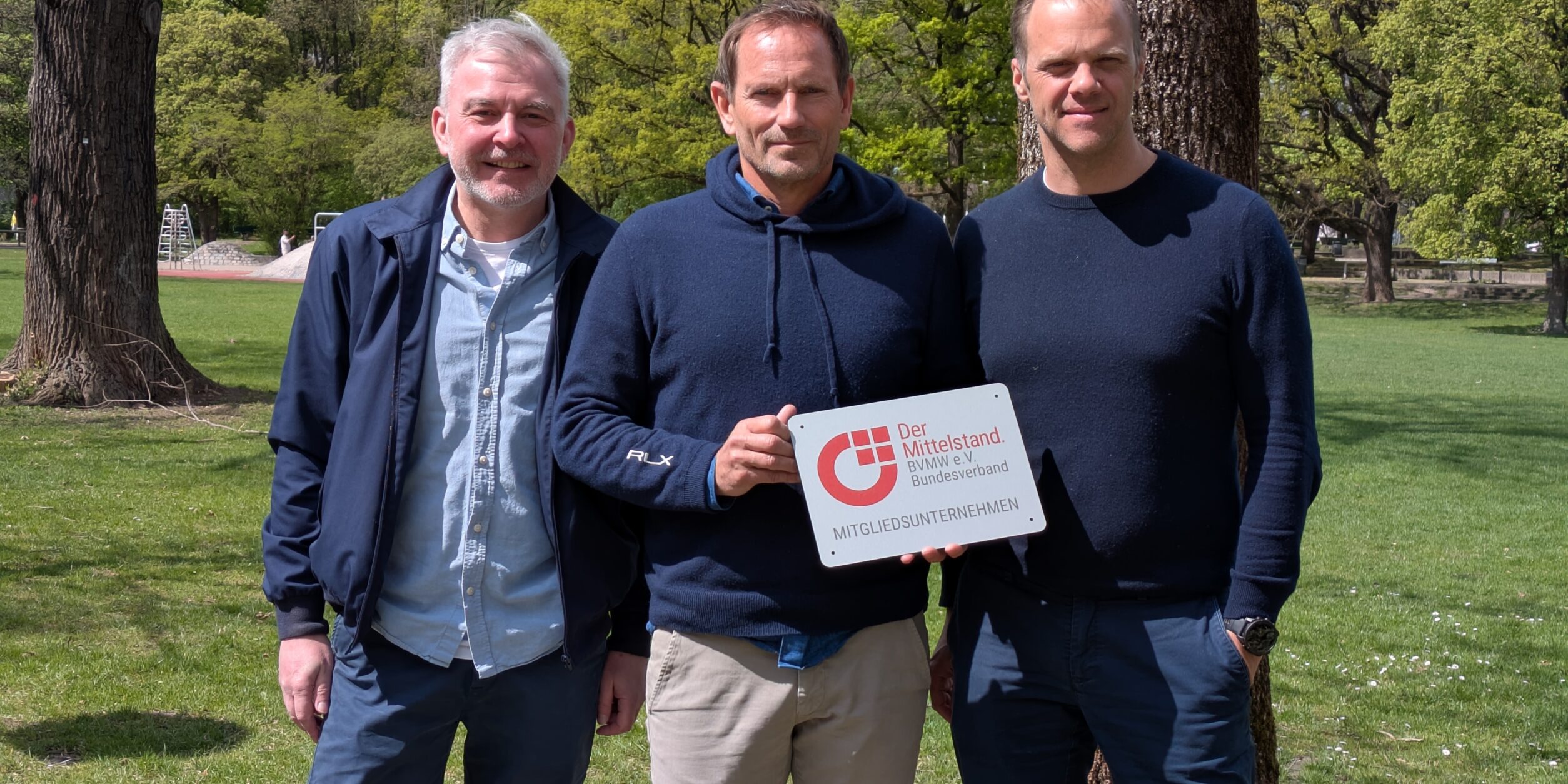 Willkommensfoto AI Marketing mit BVMW Schild