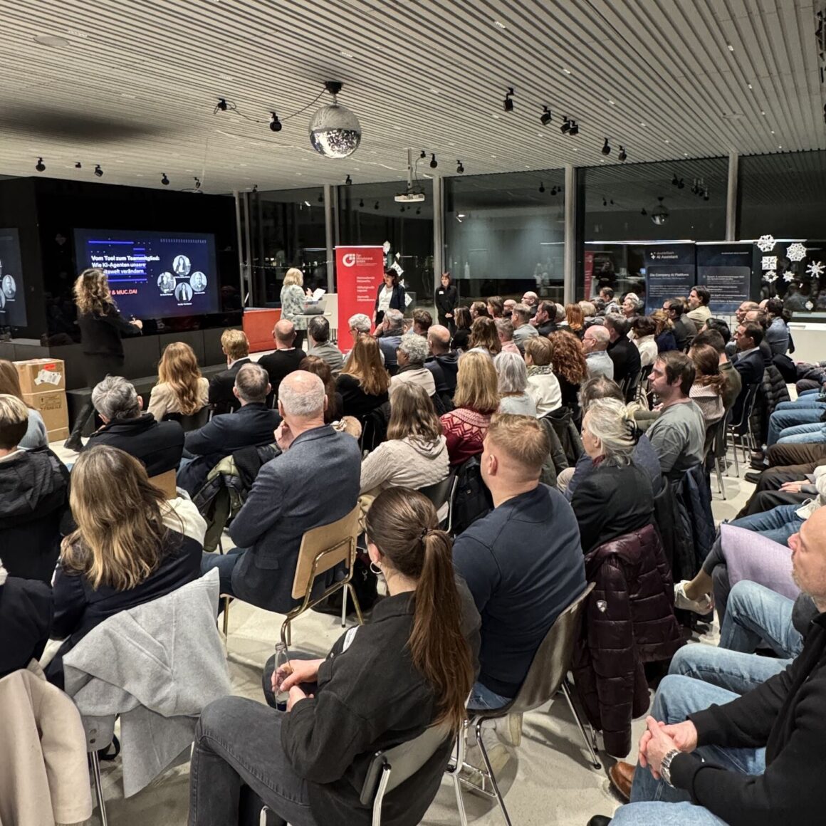 Am 22. Januar fand an der Hochschule München eine sehr gut besuchte Veranstaltung rund um die Zusammenarbeit von Mensch und KI statt. Mit über 100 Teilnehmenden wurde deutlich, wie groß das Interesse an praxisnahen Einblicken in den Einsatz von KI-Agenten bereits heute ist.