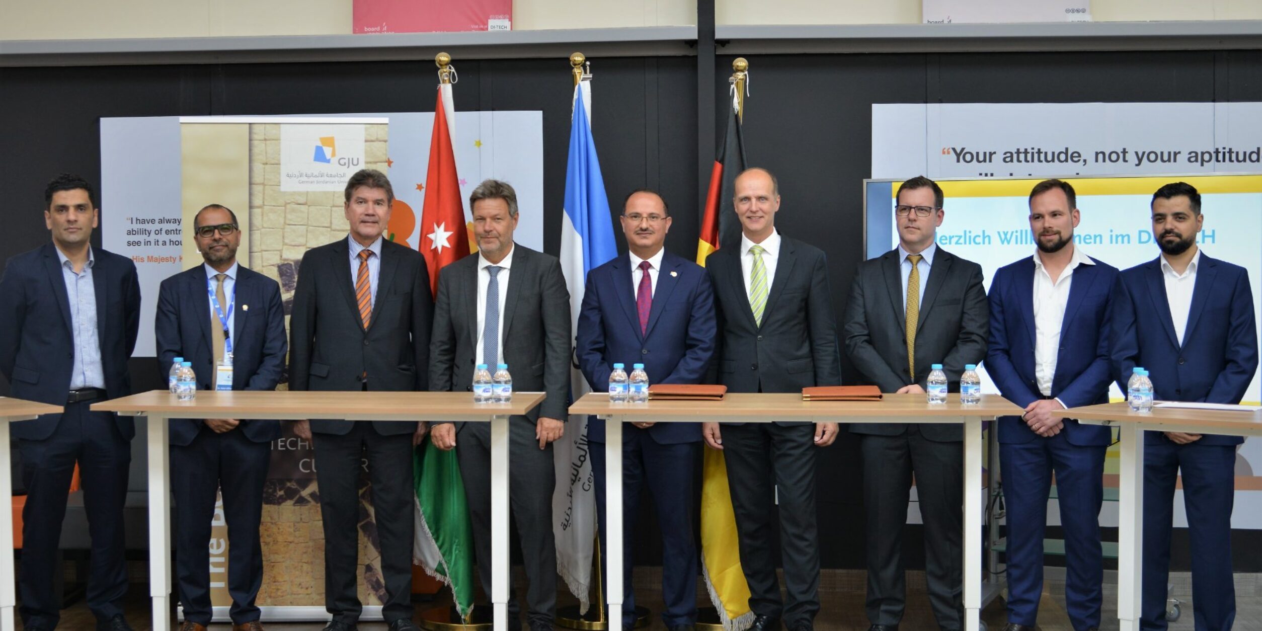 Briefing-Teilnehmer in einer Reihe