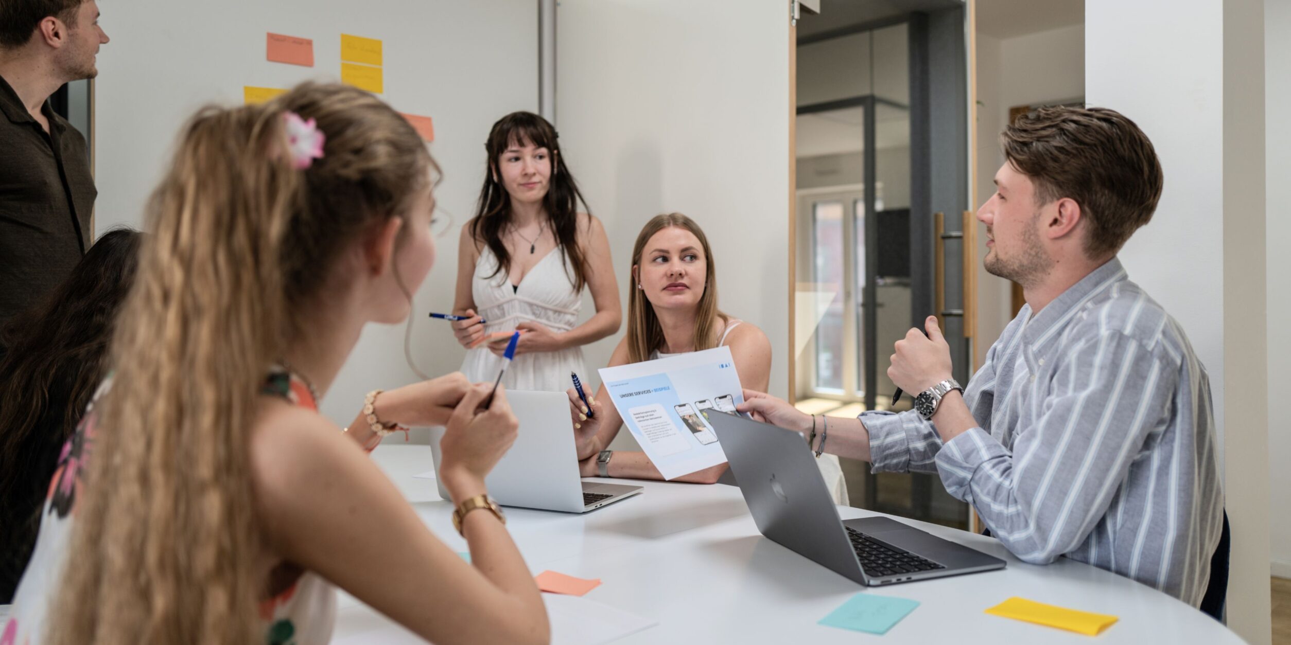 Gruppe junger Menschen in Agentur
