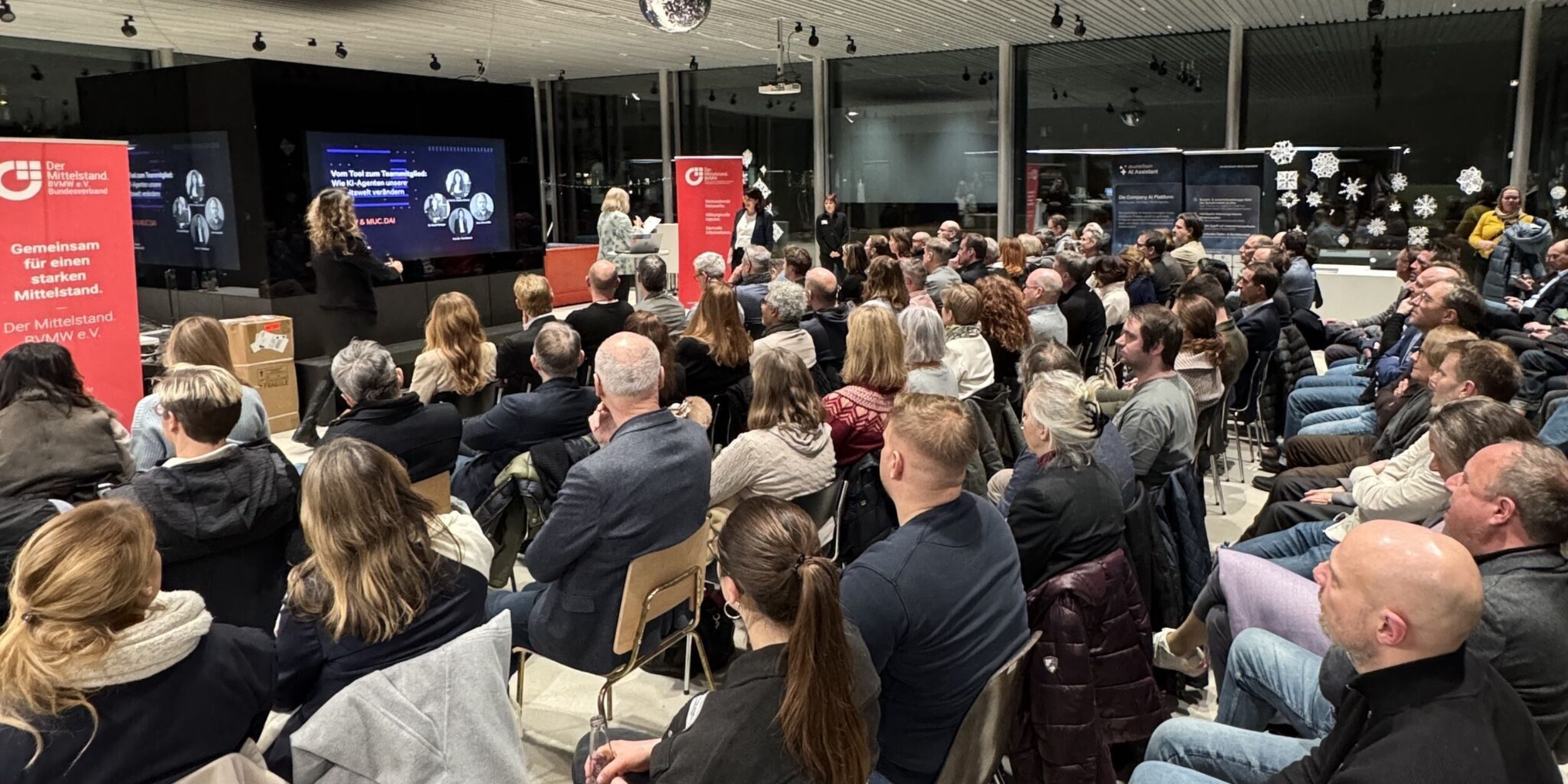 Am 22. Januar fand an der Hochschule München eine sehr gut besuchte Veranstaltung rund um die Zusammenarbeit von Mensch und KI statt. Mit über 100 Teilnehmenden wurde deutlich, wie groß das Interesse an praxisnahen Einblicken in den Einsatz von KI-Agenten bereits heute ist.