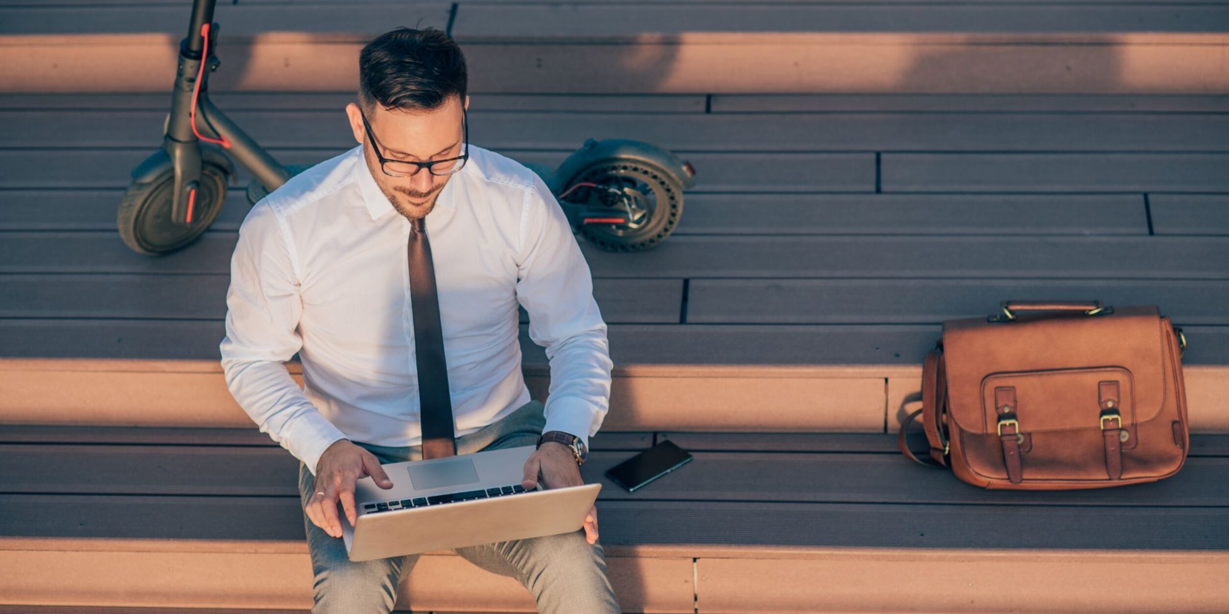 Junger Unternehmer sitzend