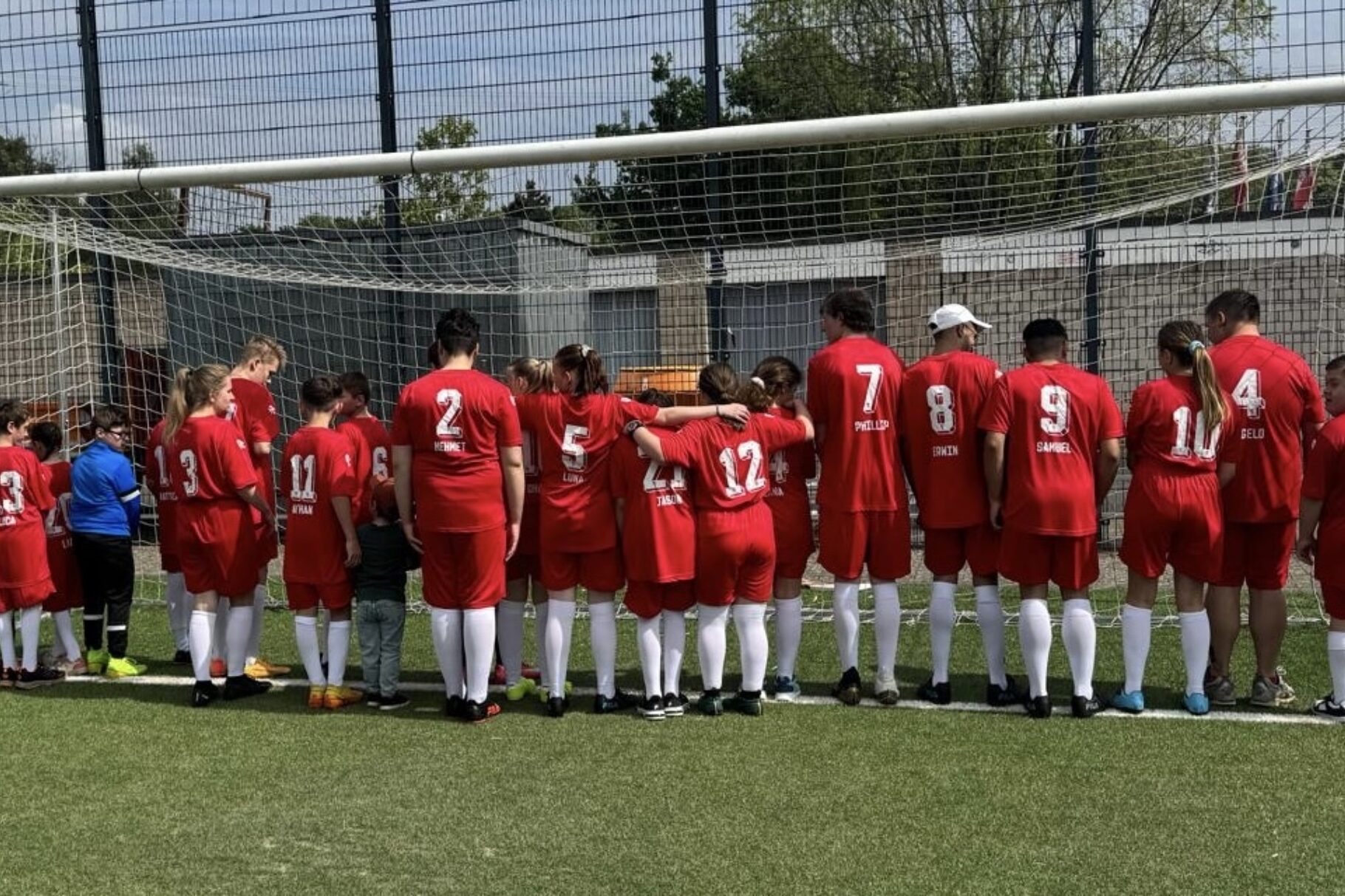 Fußballtor mit Kindern stehend mit dem Rückennach vorne