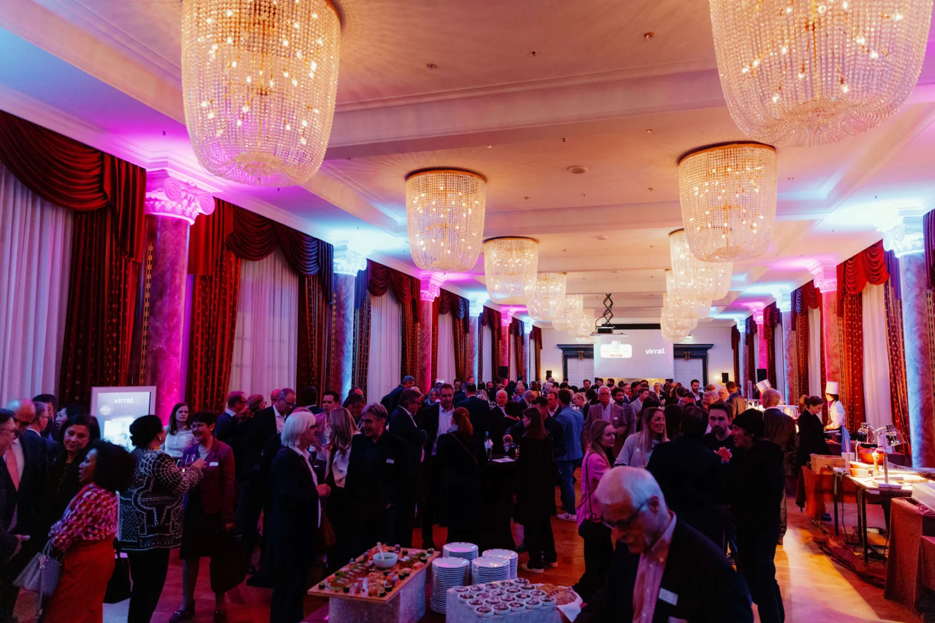 Saal mit Besuchern