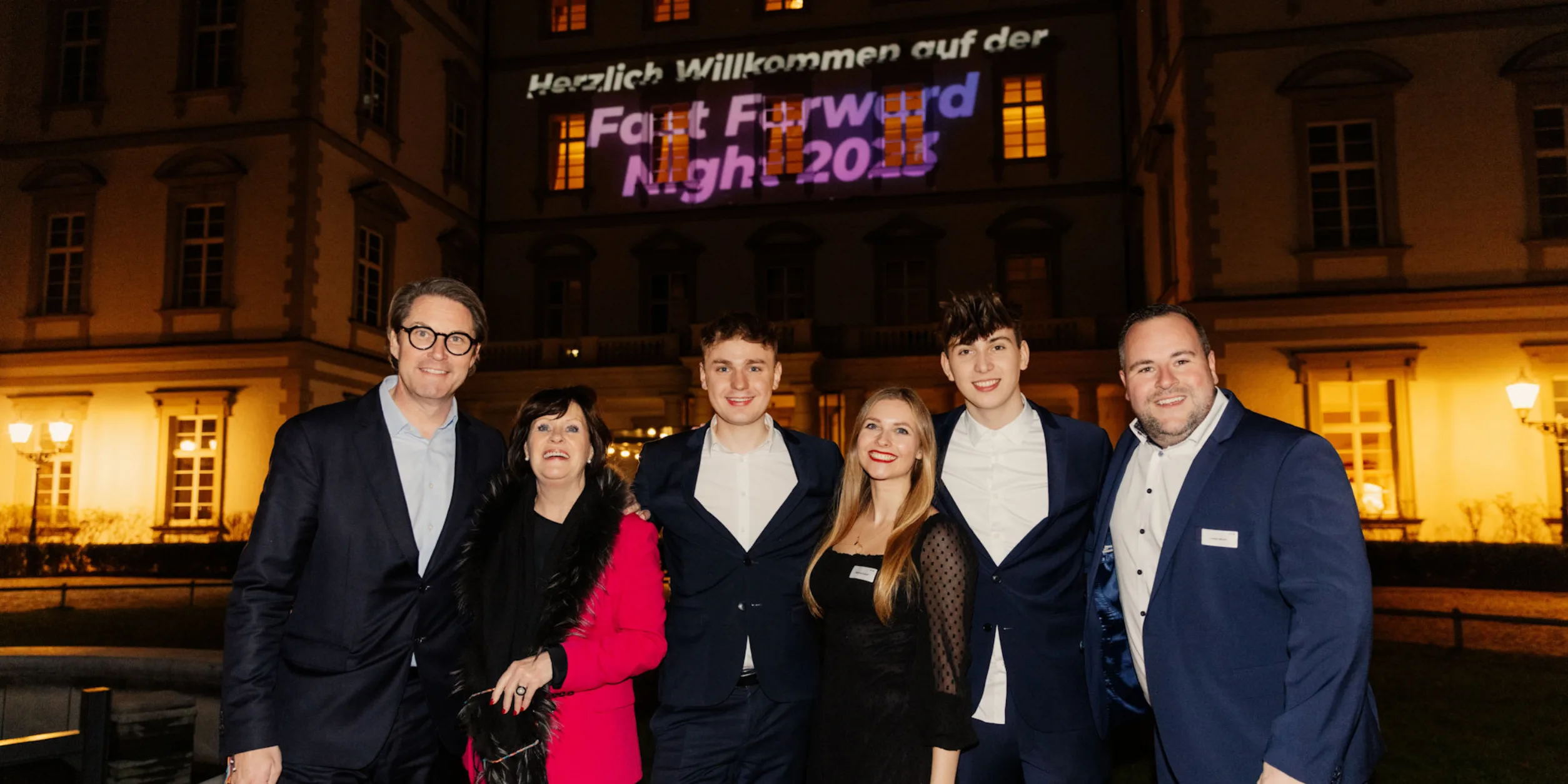 Gruppenbild vor Schloss Bensberg