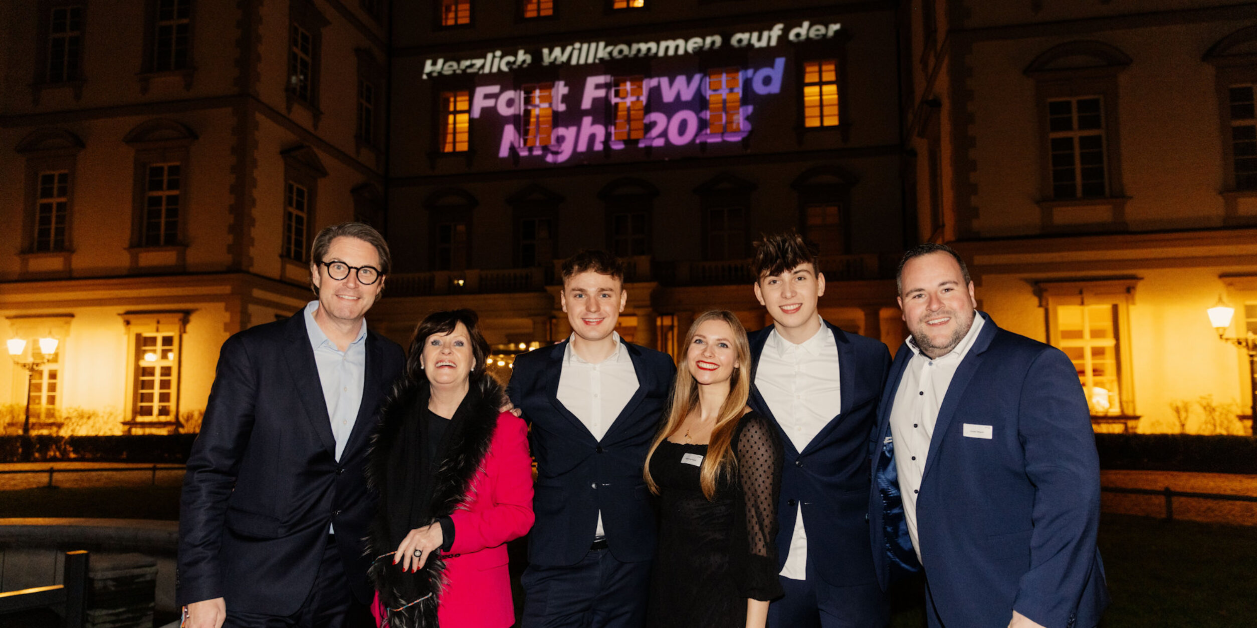 Gruppenbild vor Schloss Bensberg