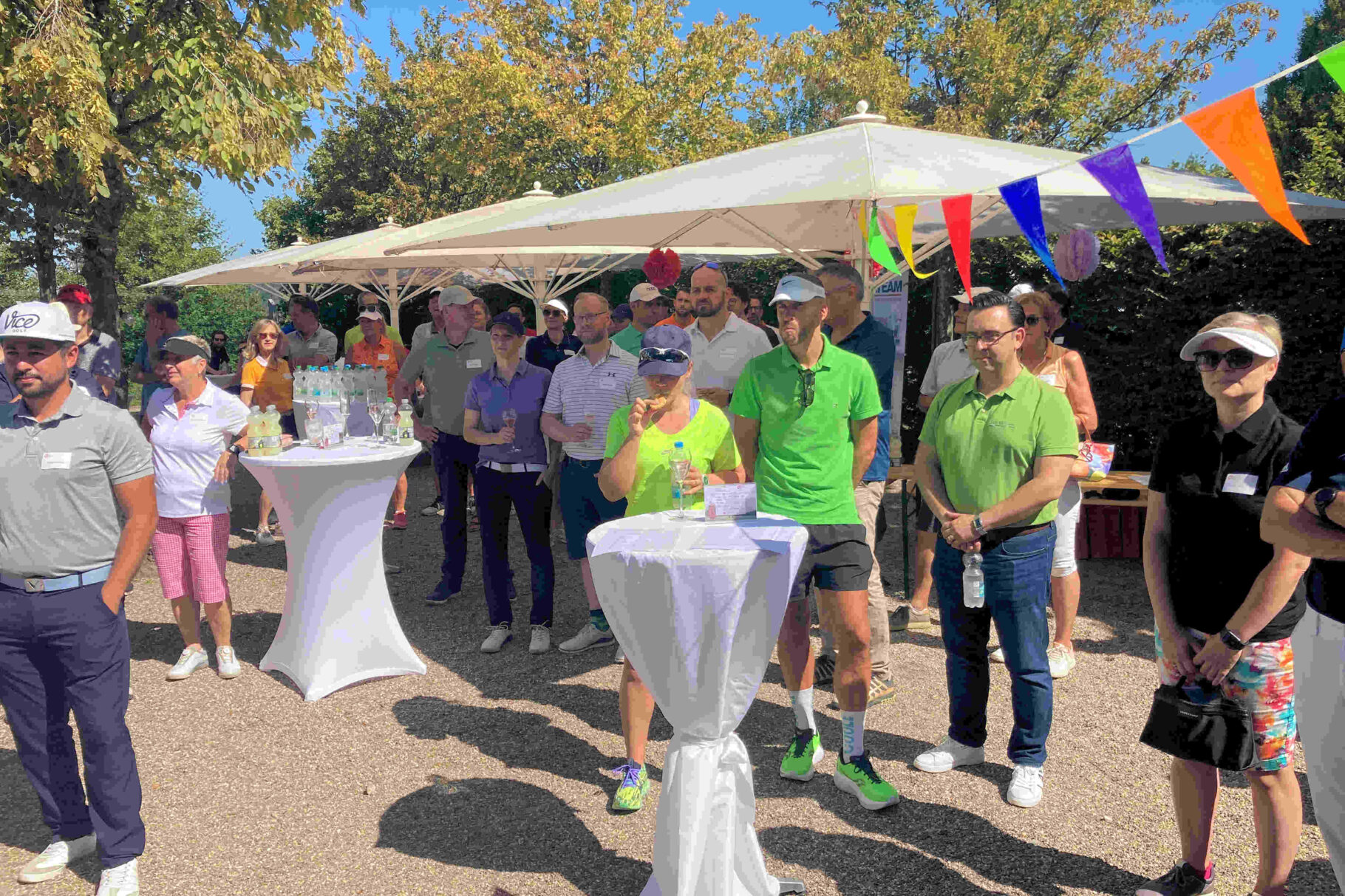 Teilnehmer hören der Begrüßung zu