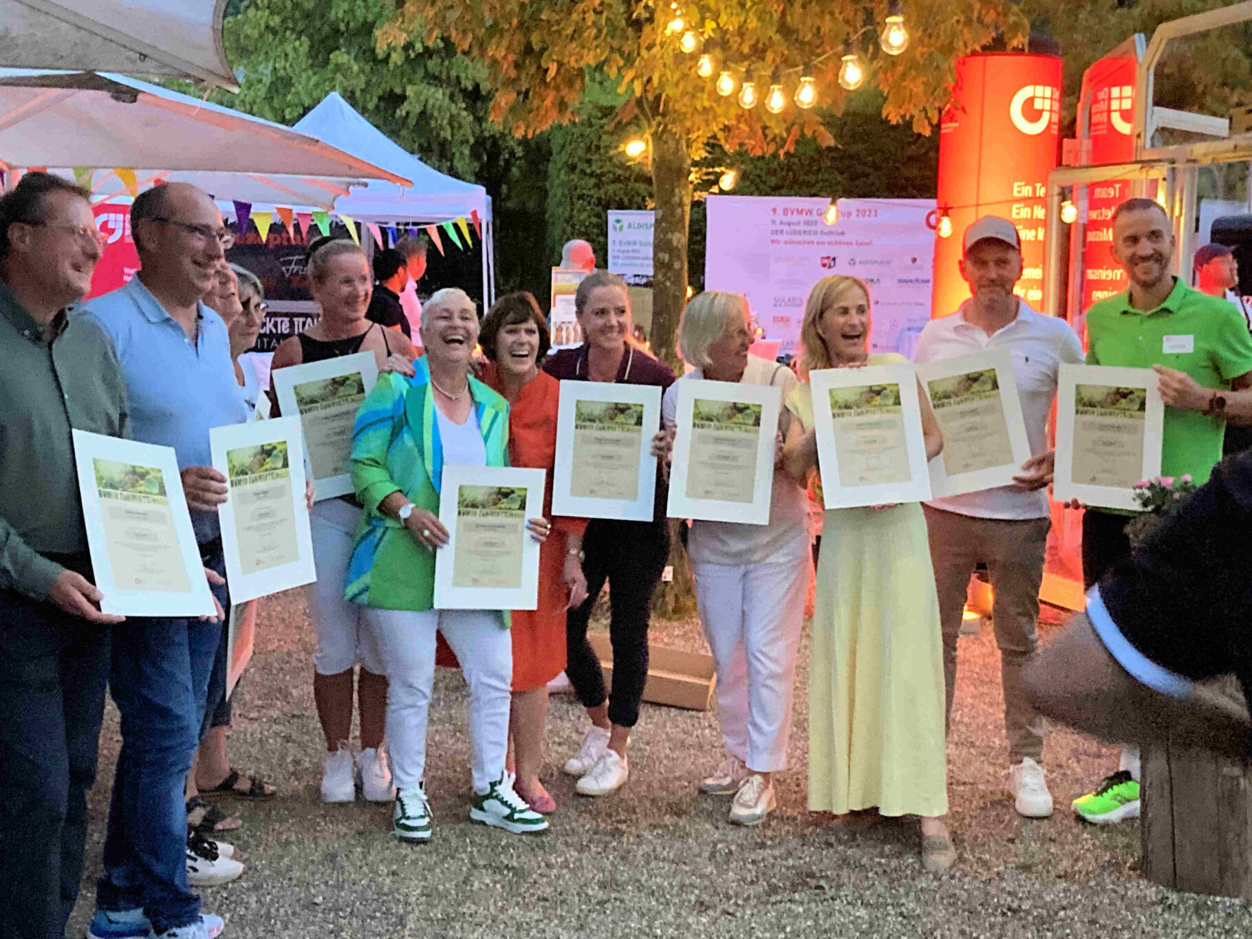 Die Sponsoren erhalten eine Baumurkunde für das Aufforstungsprogramm