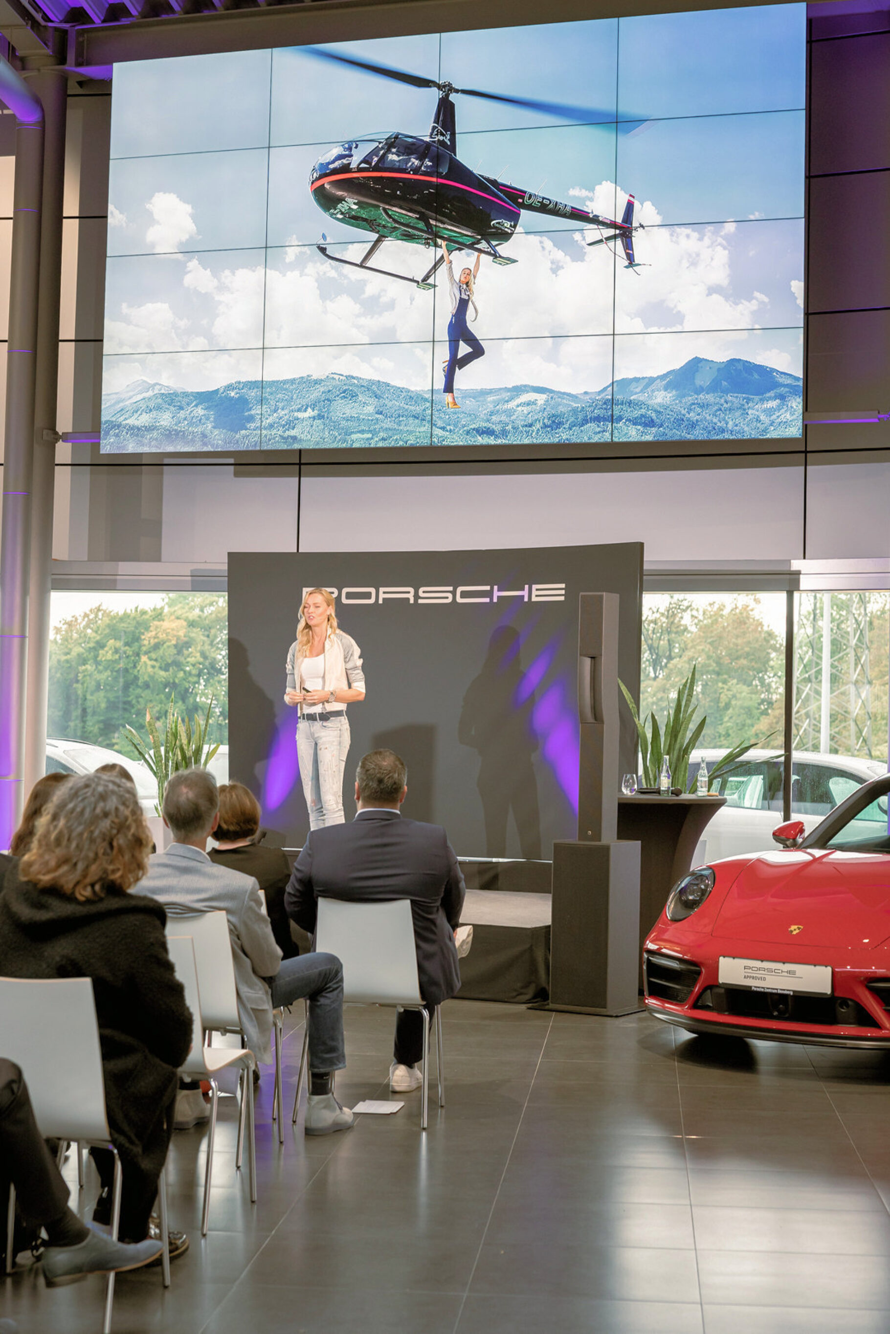 Miriam Höller mit Bild von Hubschrauber