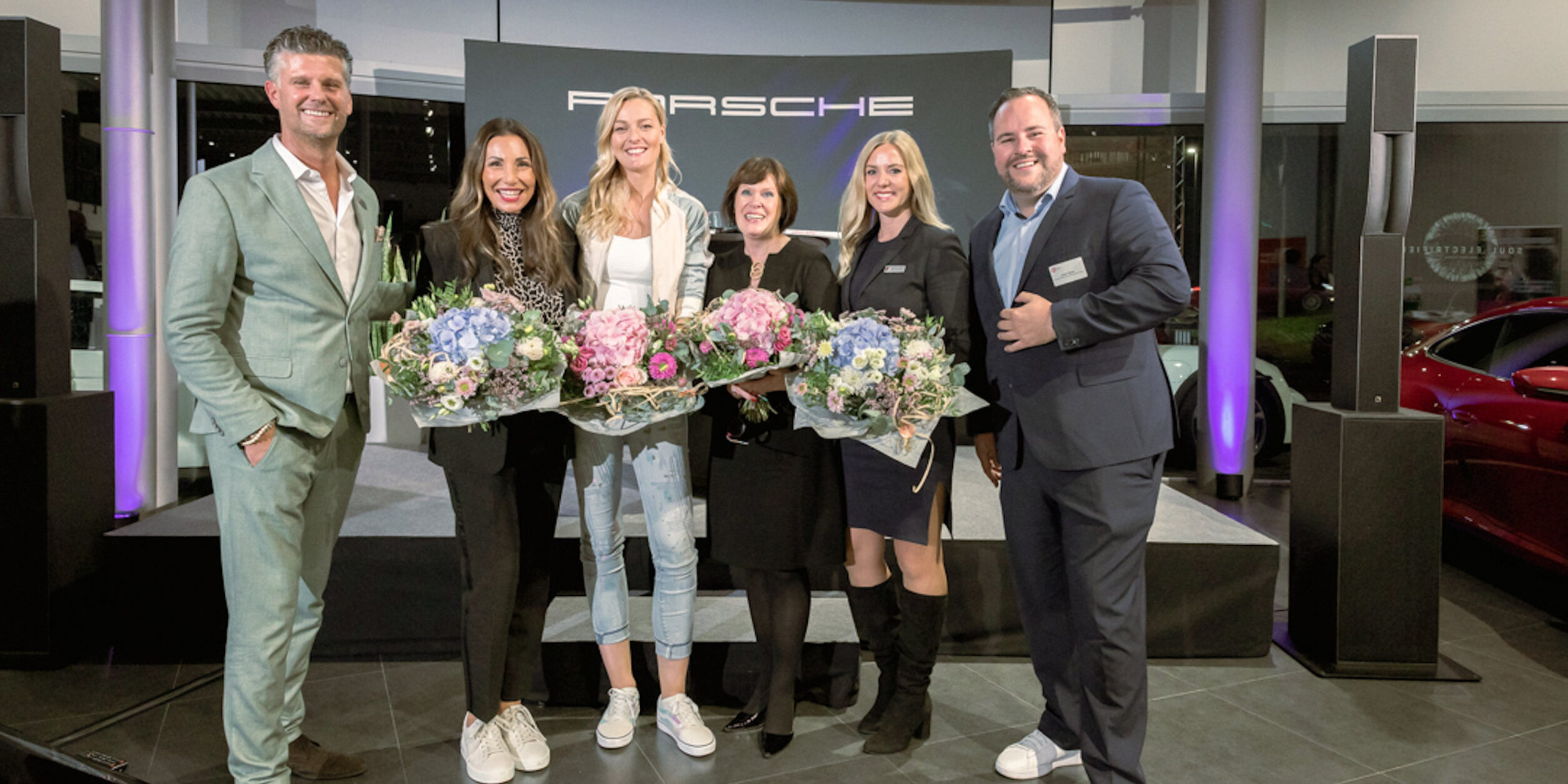 Gruppenbild der Referenten mit Blumen