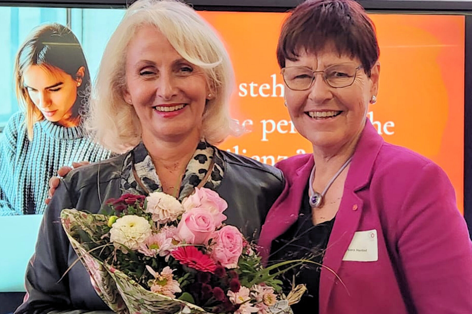 Barbara Herbst vom BVMW übergibt Blumen als Dank