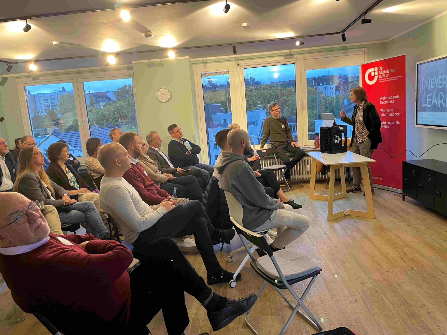 Veranstaltungsraum mit Teilnehmern und Referentin