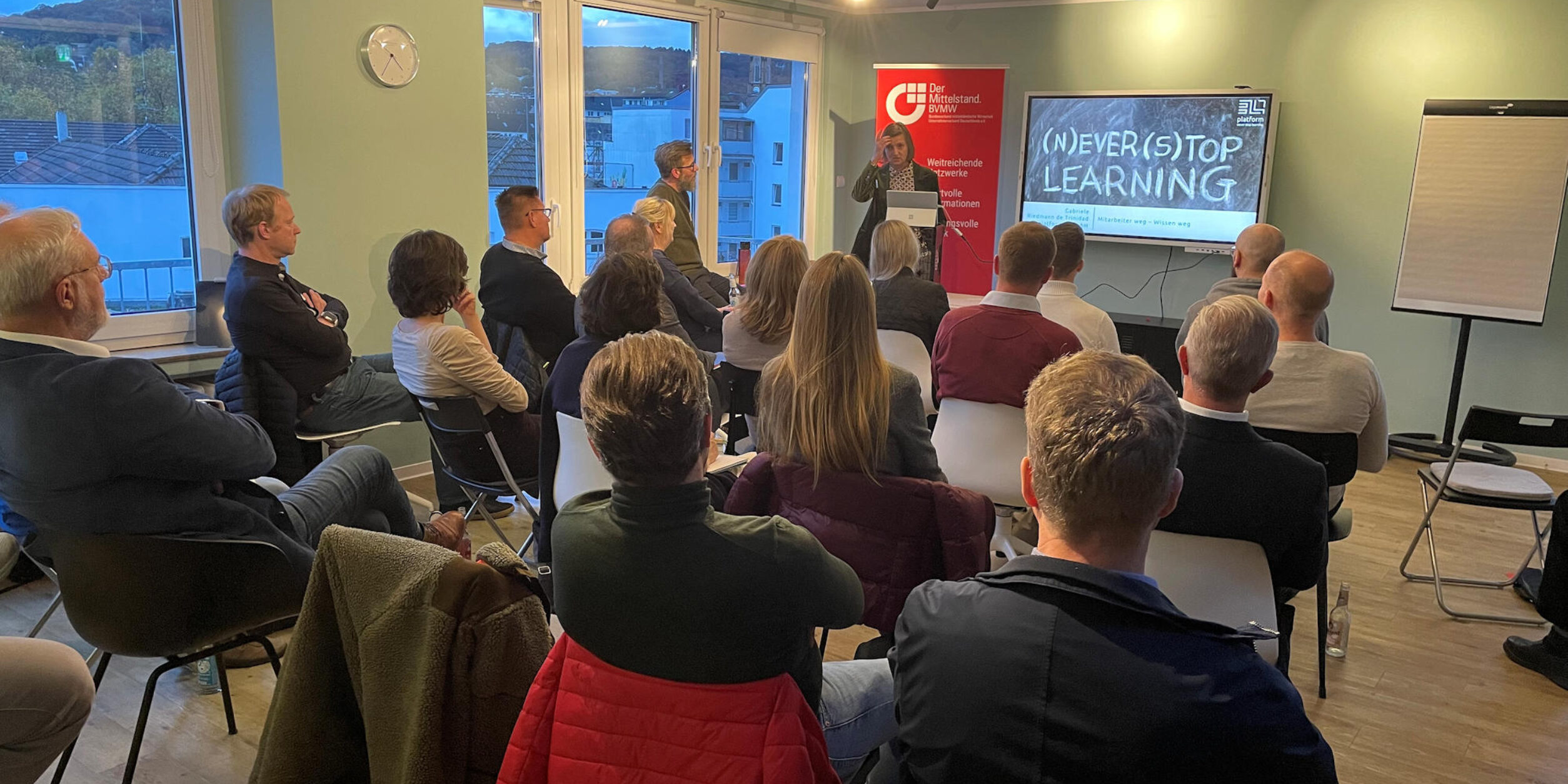 Veranstaltungsraum mit Teilnehmern und Referentin