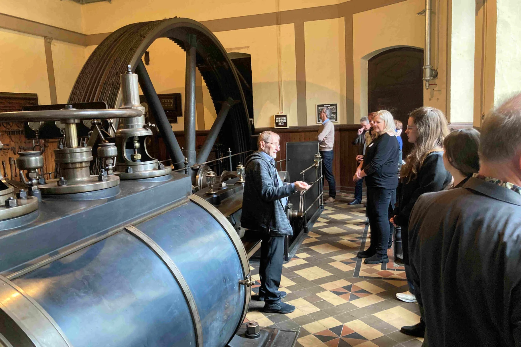Führung im Museum mit Dampfmaschine