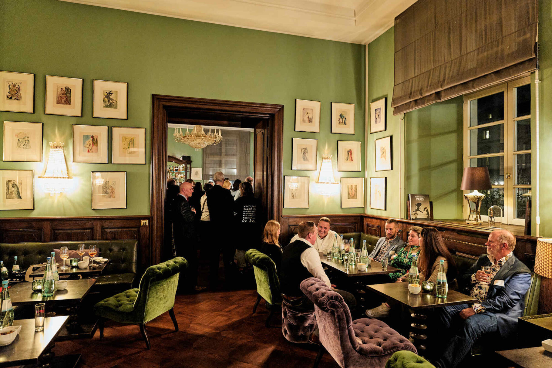 Tische mit Gästen im Gespräch