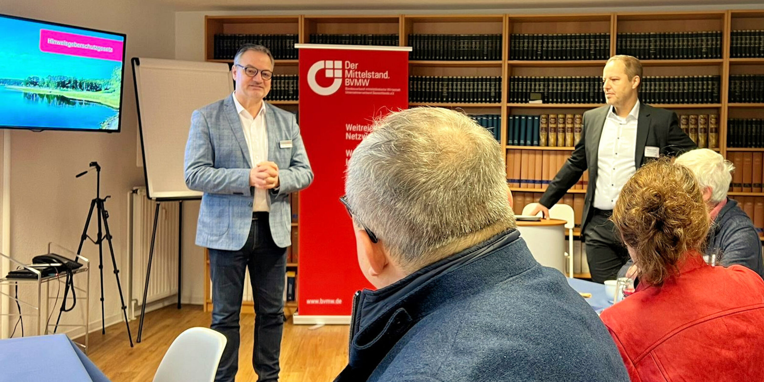 Uwe Steinweh und Referent vor Bildschirm