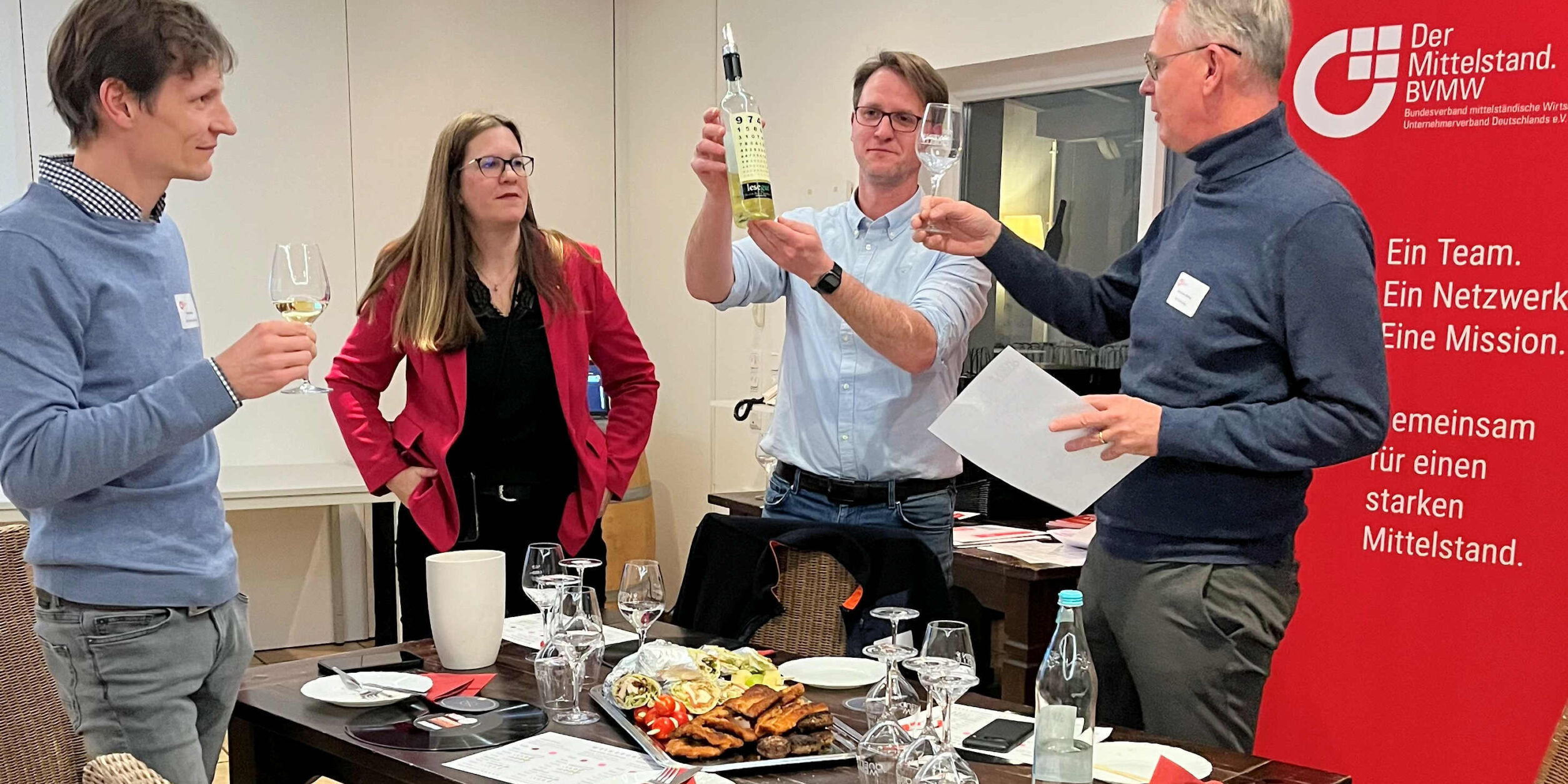 Teilnehmer kosten Wein