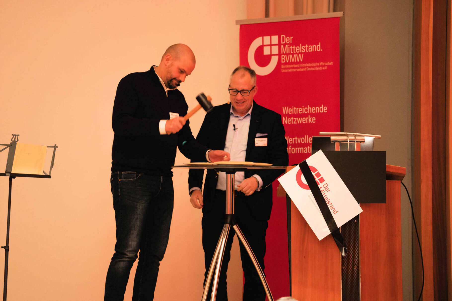 2 Männer auf der Bühne