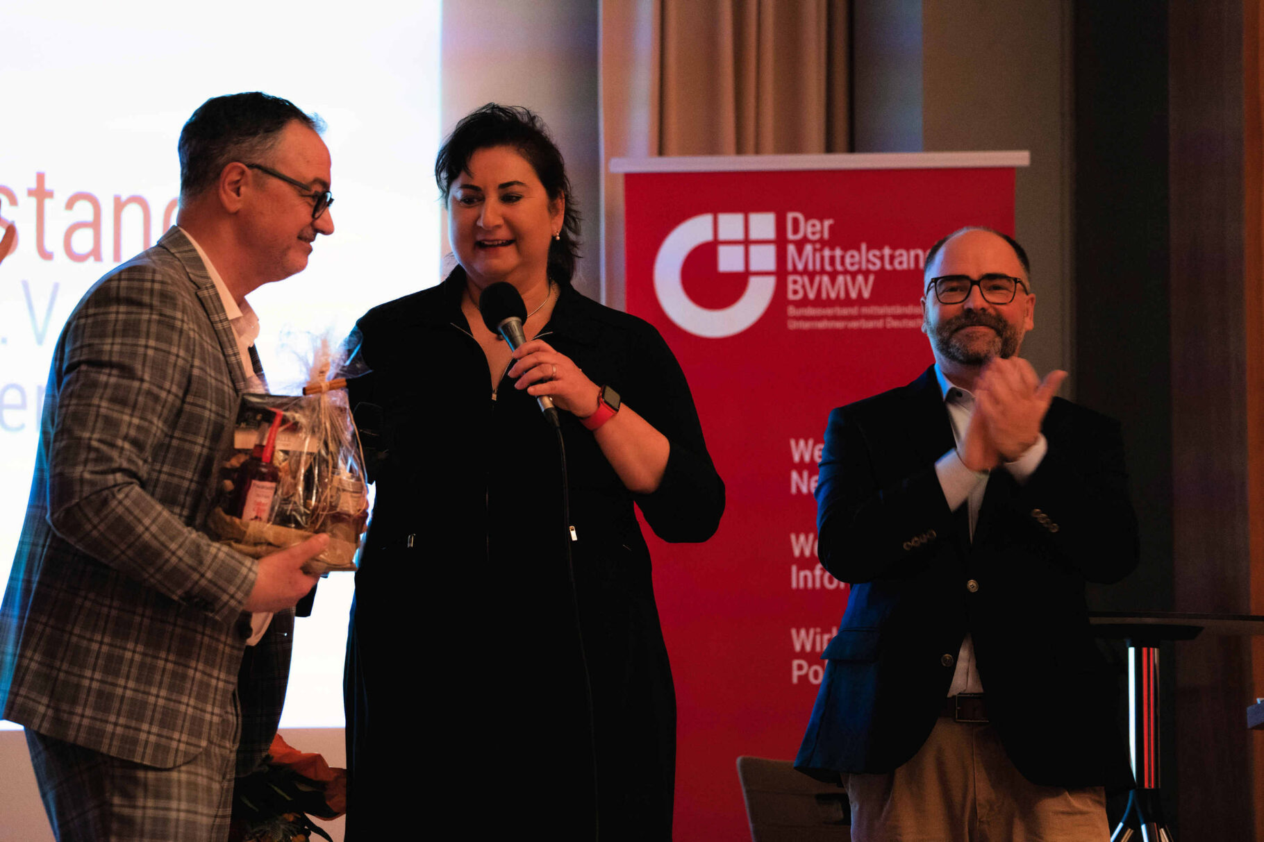 Uwe Steinweh übergibt einen Geschenkkorb an Diana Walther