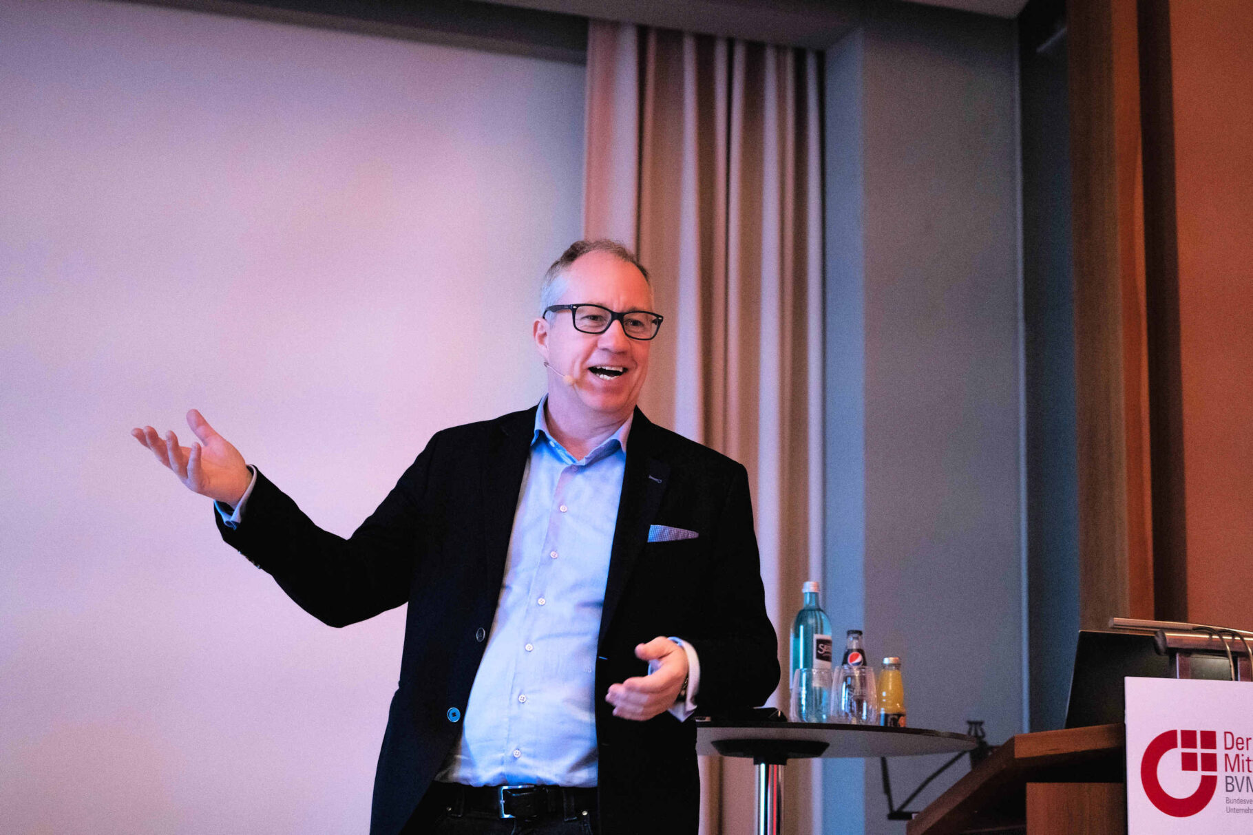 Jan Ditgen mit seiner Figur Dr. Jens Wegmann.