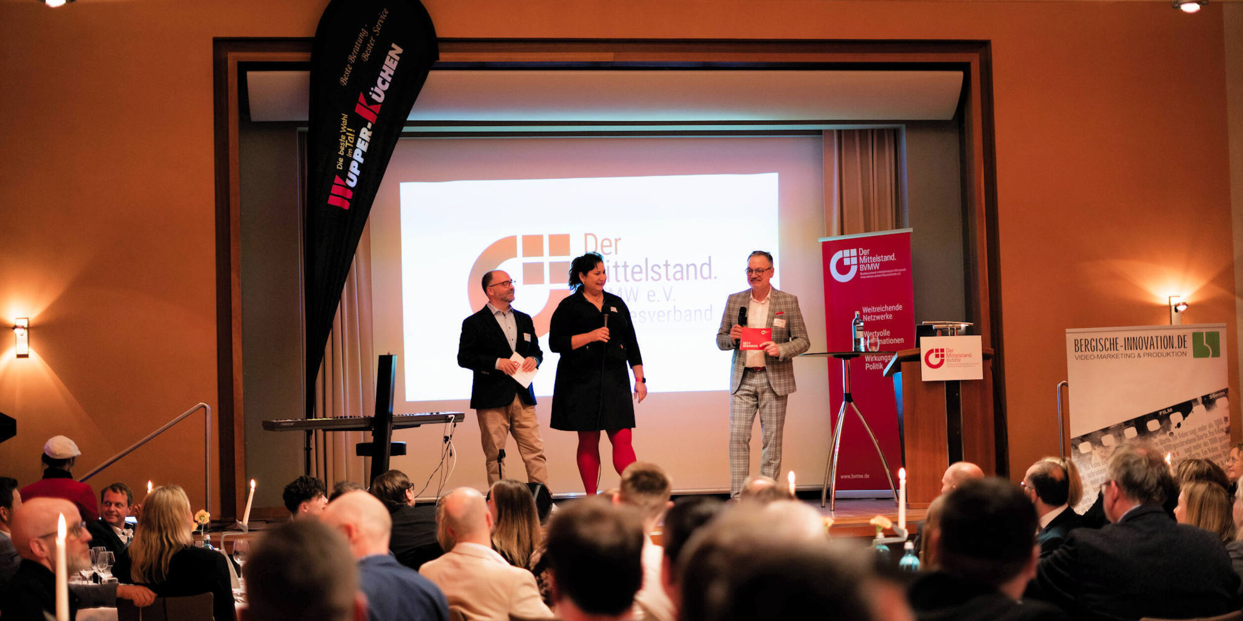 Die Moderatoren des BVMW stehen auf der Bühne