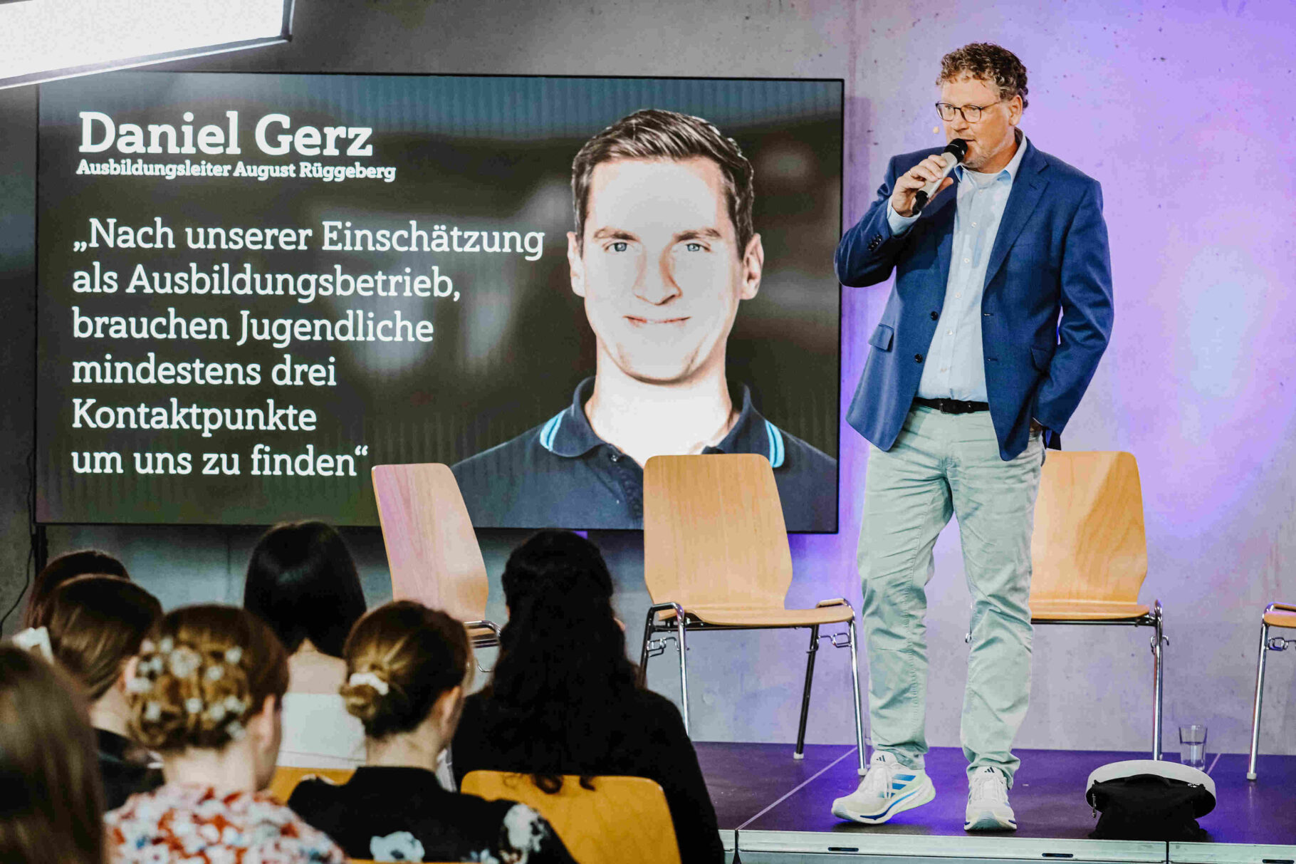 •	Rainer Gottschlich, Schulleiter KBKO - Kaufmännisches Berufskolleg Oberberg auf der Bühne