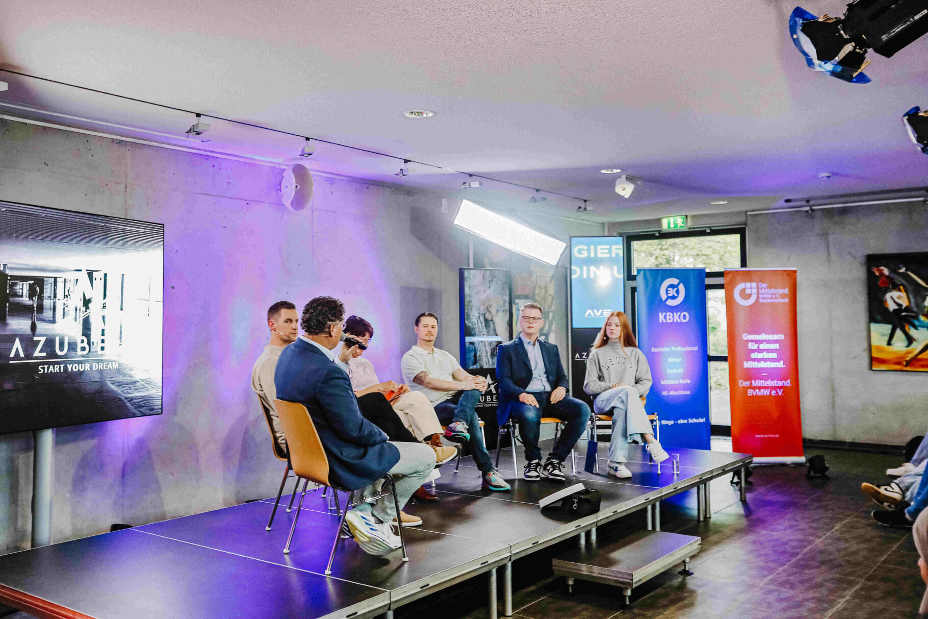 Die Teilnehmer der Podiumsdiskussion auf der Bühne