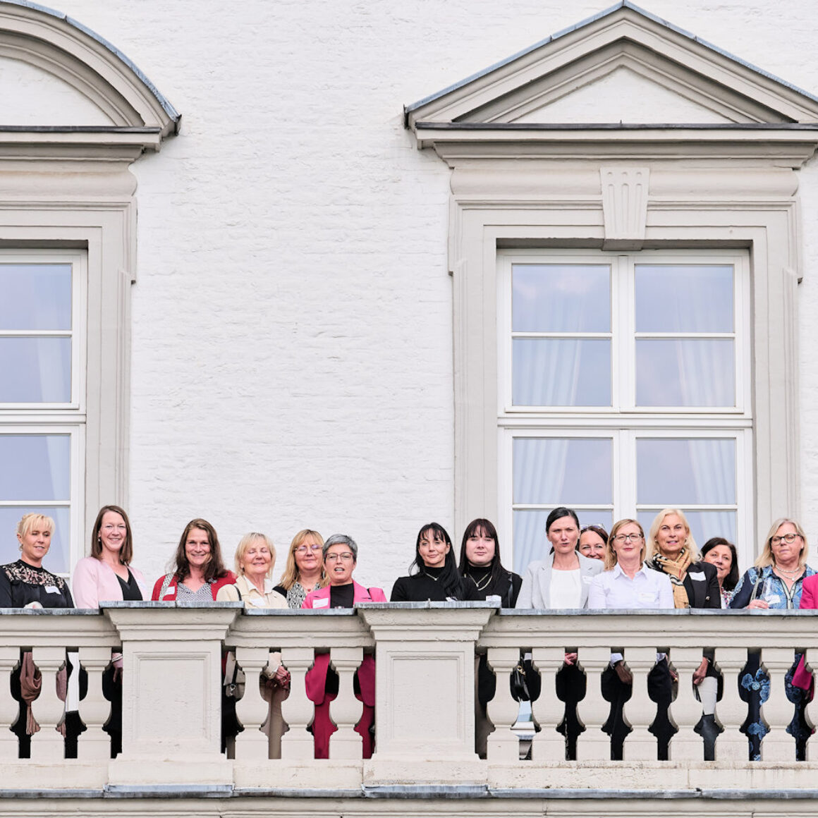 Balkon von Schloss Bensberg mit Teilnehmerinnen