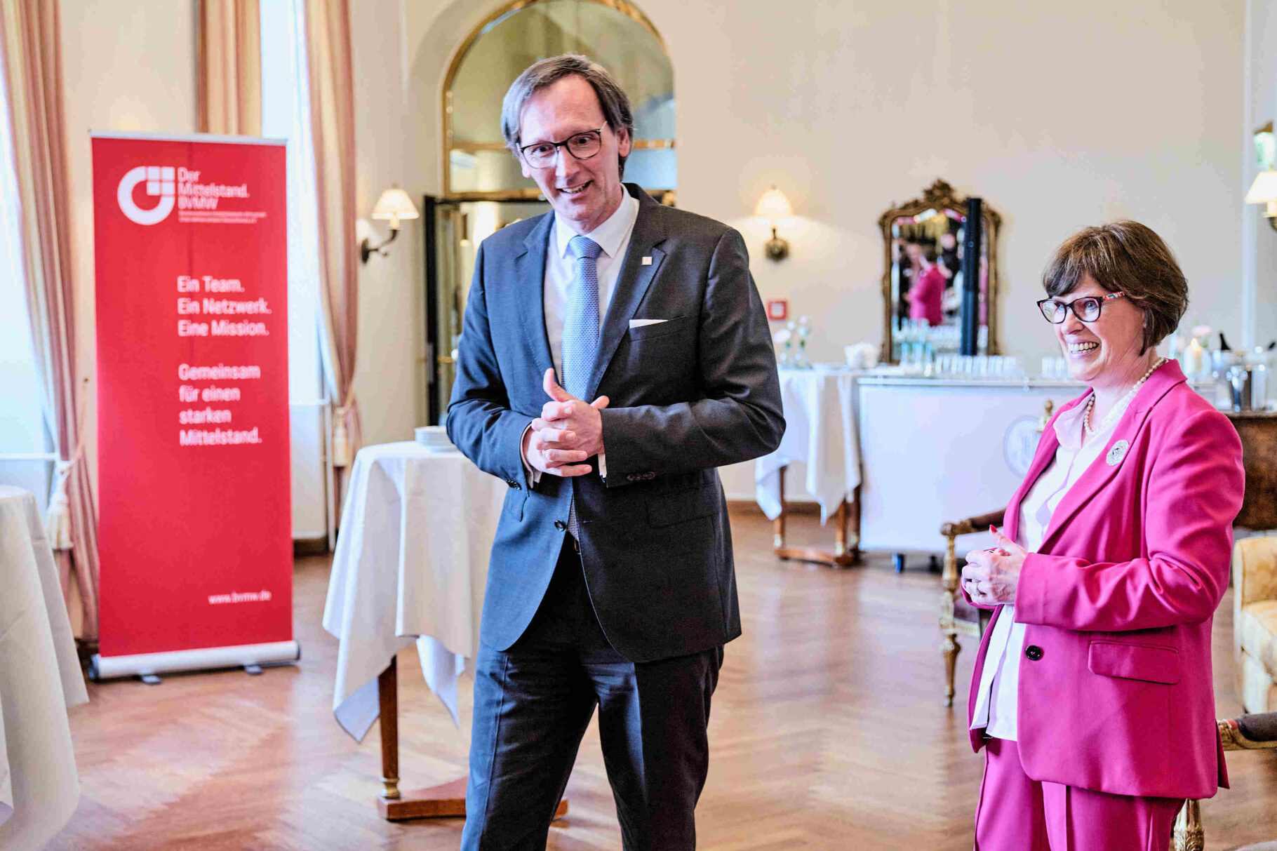 Jörg Stricker begrüßt die Unternehmerinnen