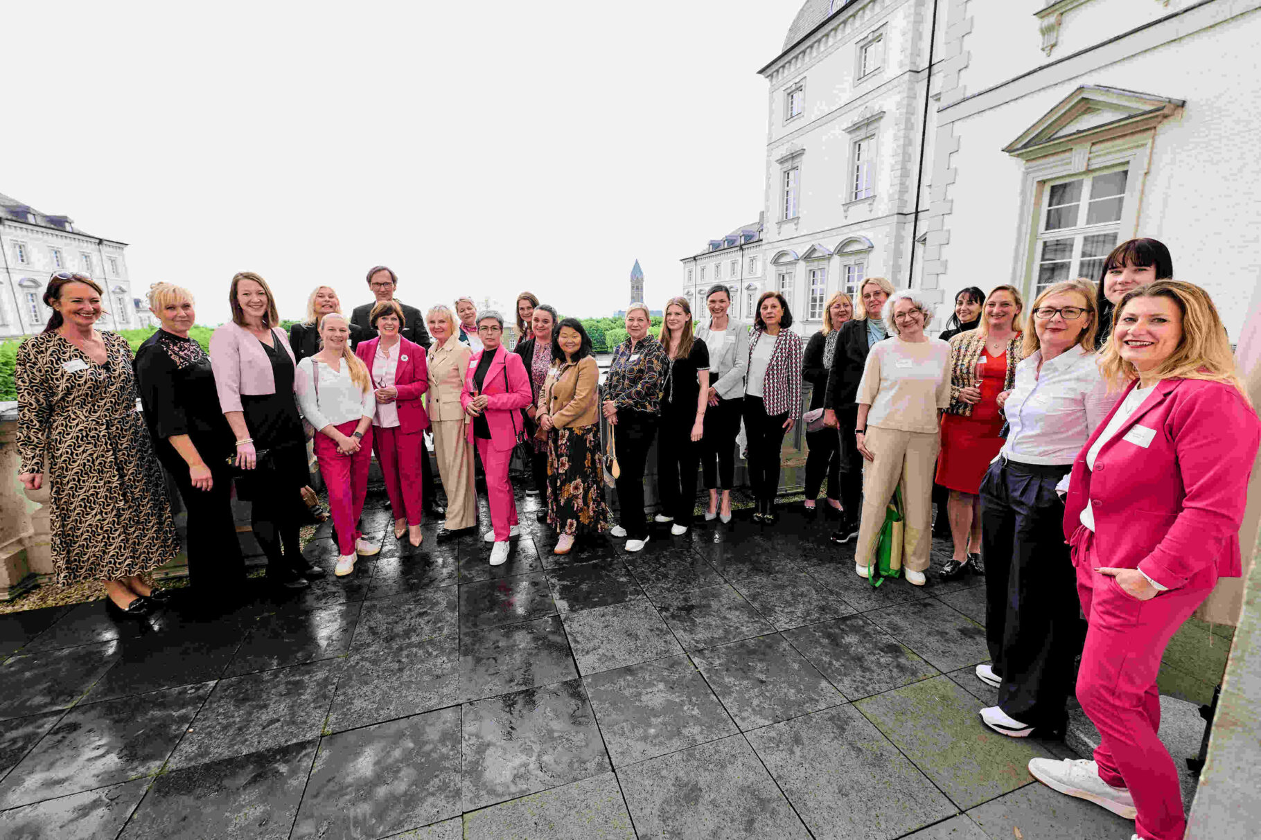 Gruppenbild auf Terrasse
