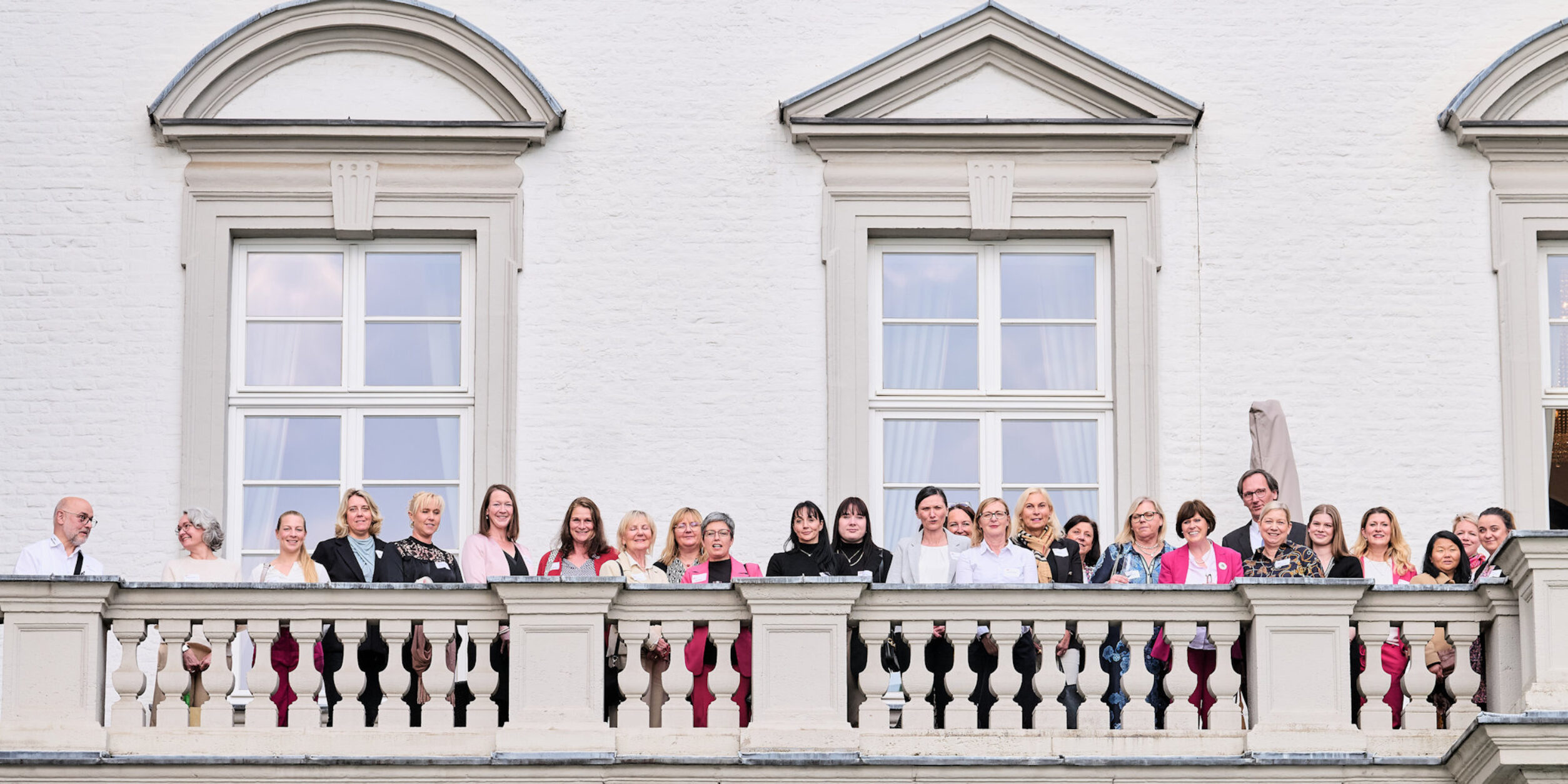 Balkon von Schloss Bensberg mit Teilnehmerinnen