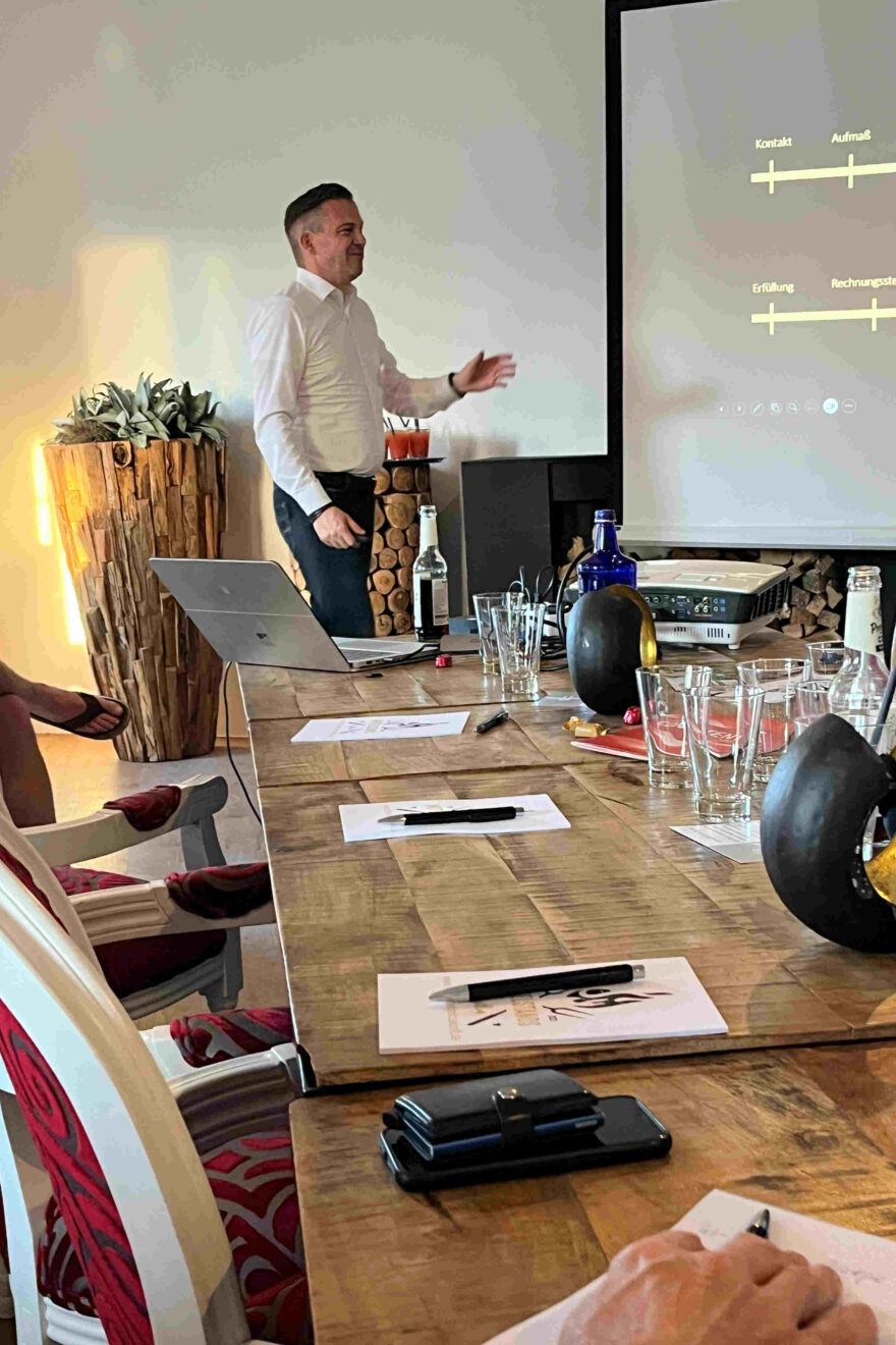 Referent vor Leinwand