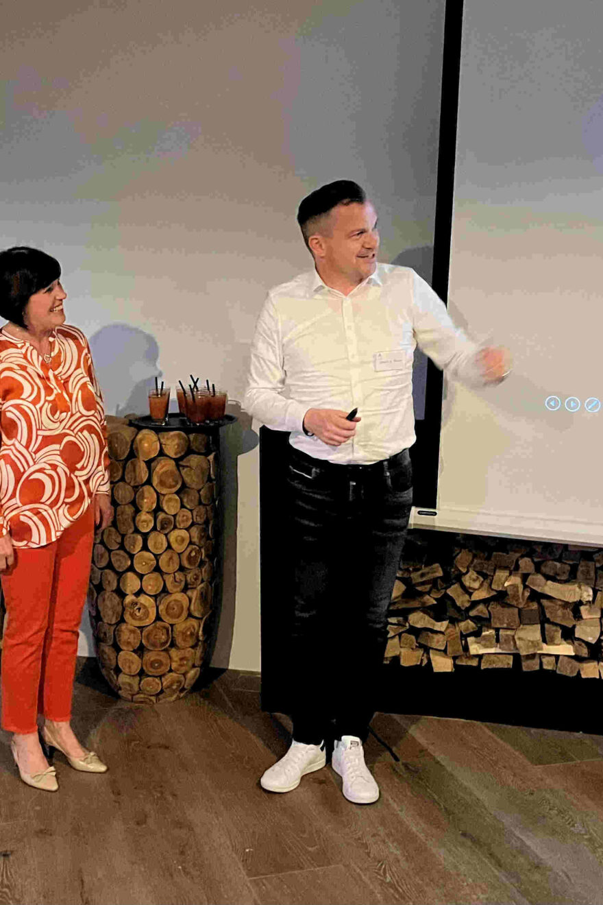 Referent vor Leinwand