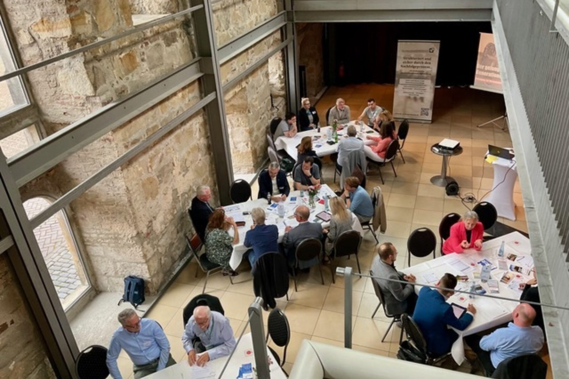 Blick von oben auf Zuhörer