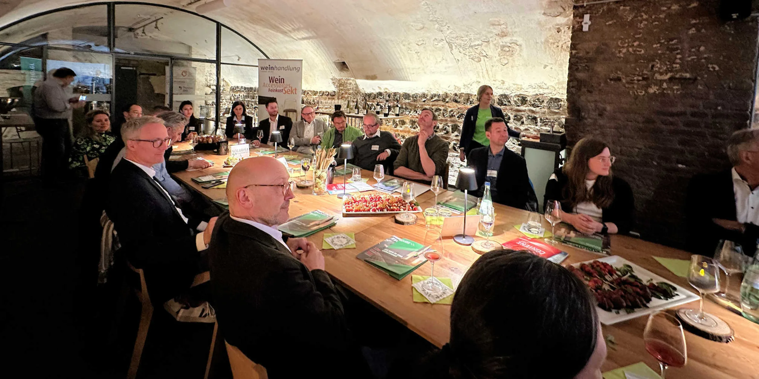 Teilnehmer am Tisch in der Winebank