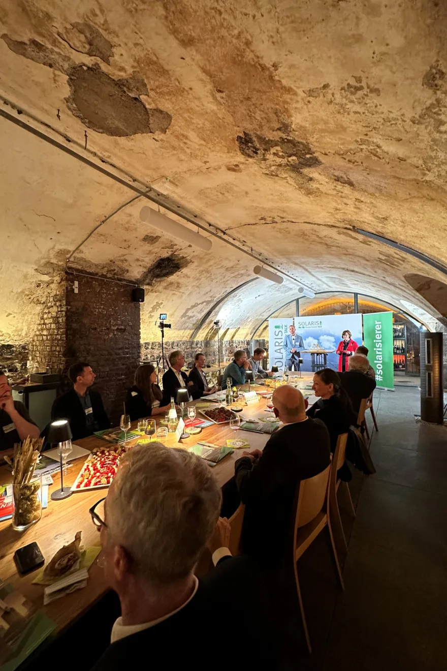 Teilnehmer in der Winebank bei Begrüßung Dagmar Meyer