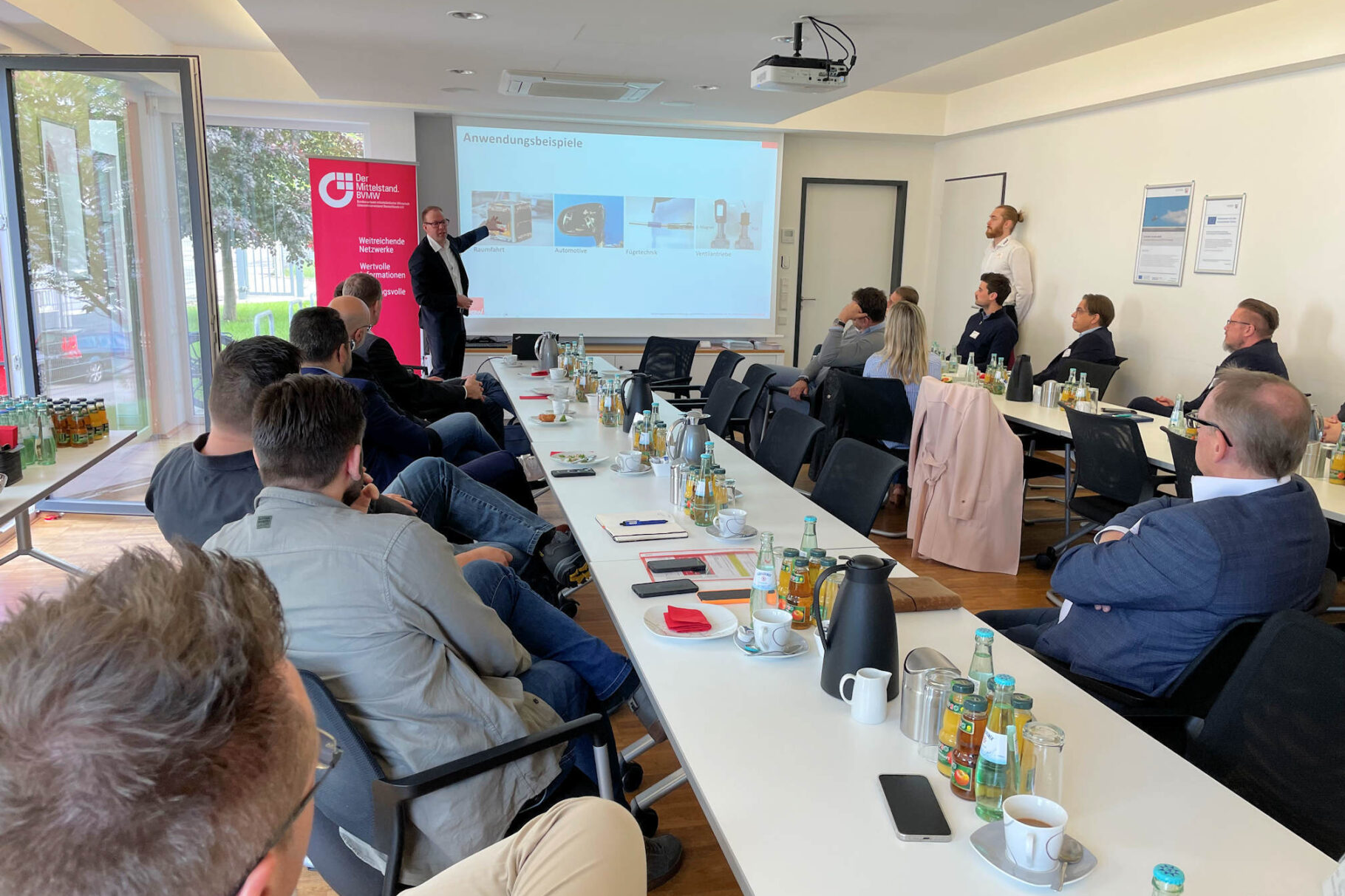 Teilnehmer vor Leinwand