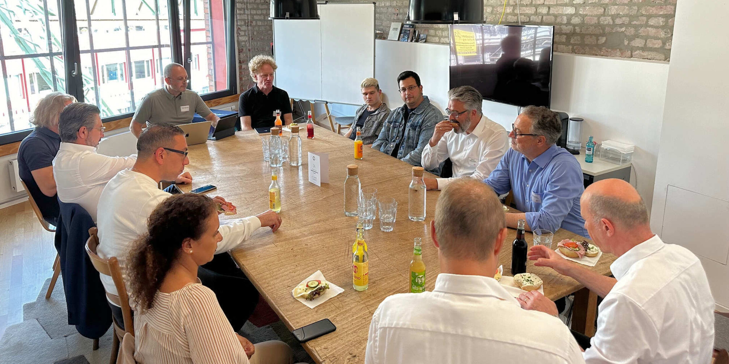 Teilnehmergruppe am Tisch