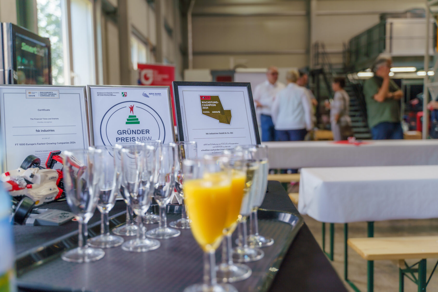 Getränke vor der Urkunde "Gründerpreis NRW"