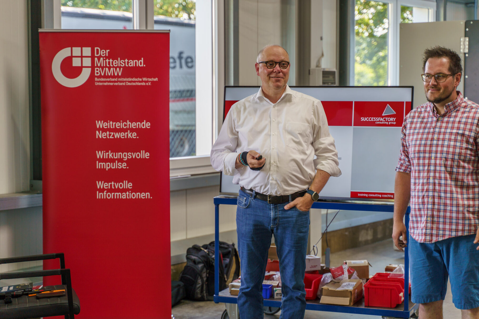 Michael Ley und Nils Kühle bei der Begrüßung